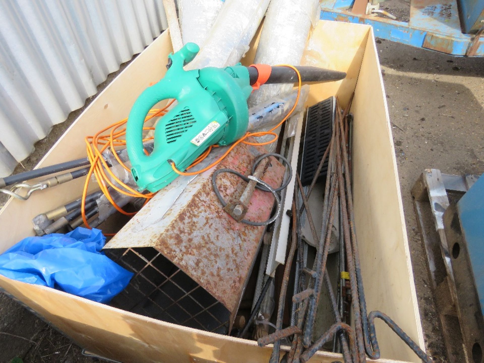 STILLAGE OF HAND TOOLS, DRAIN RODS, 3 X ROLLS OF REINFORCED PLASTIC SHEETS AND SUNDRIES AS SHOWN. TH - Image 3 of 3