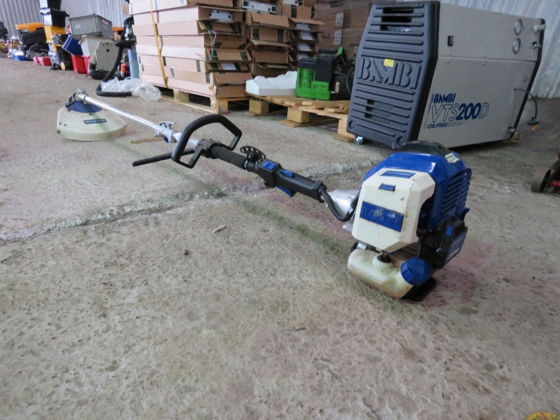 HYUNDAI HEAVY DUTY STRIMMER. THIS LOT IS SOLD UNDER THE AUCTIONEERS MARGIN SCHEME, THEREFORE NO VAT - Image 3 of 6