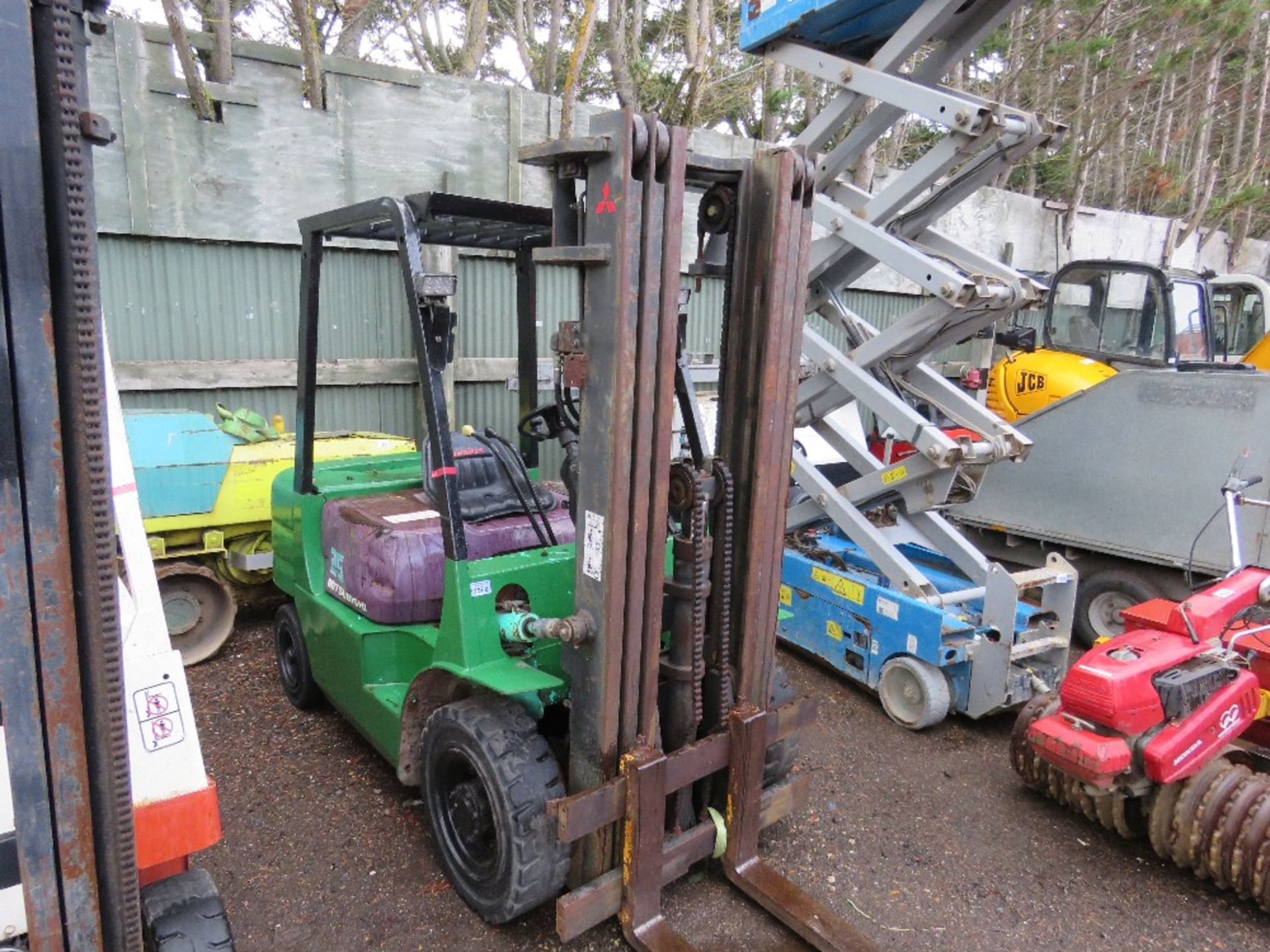 MITSUBISHI 25 DIESEL ENGINED FORKLIFT TRUCK.