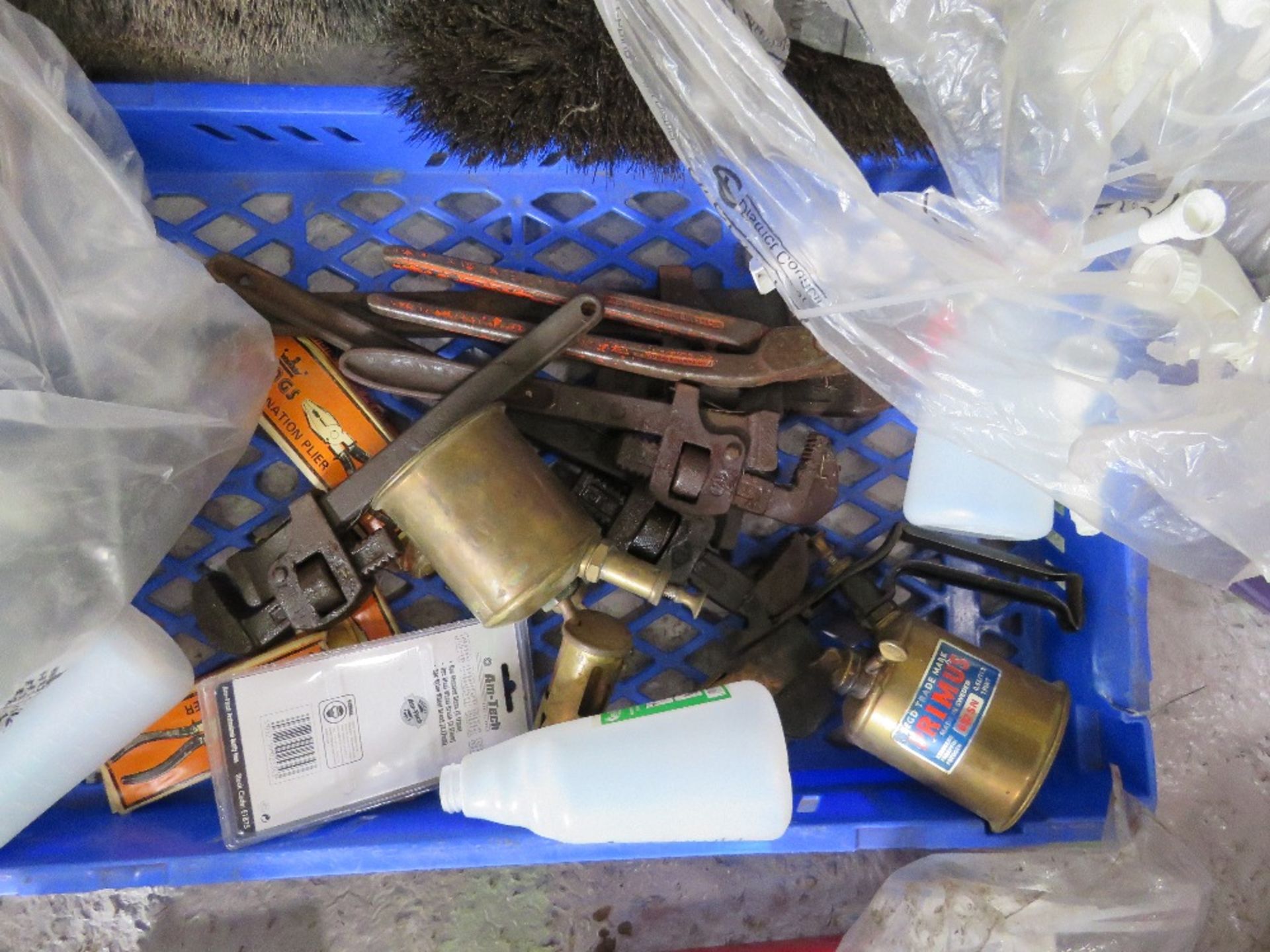 BRUSH HEADS PLUS ASSORTED TOOLS. THIS LOT IS SOLD UNDER THE AUCTIONEERS MARGIN SCHEME, THEREFORE NO - Image 2 of 3