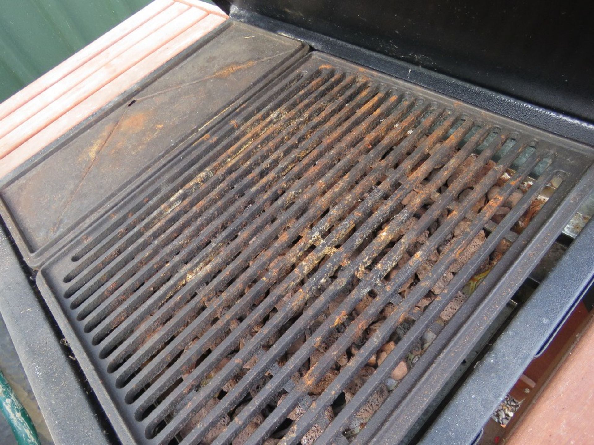 WHEELED GAS BBQ GRILL. THIS LOT IS SOLD UNDER THE AUCTIONEERS MARGIN SCHEME, THEREFORE NO VAT WIL - Image 3 of 3
