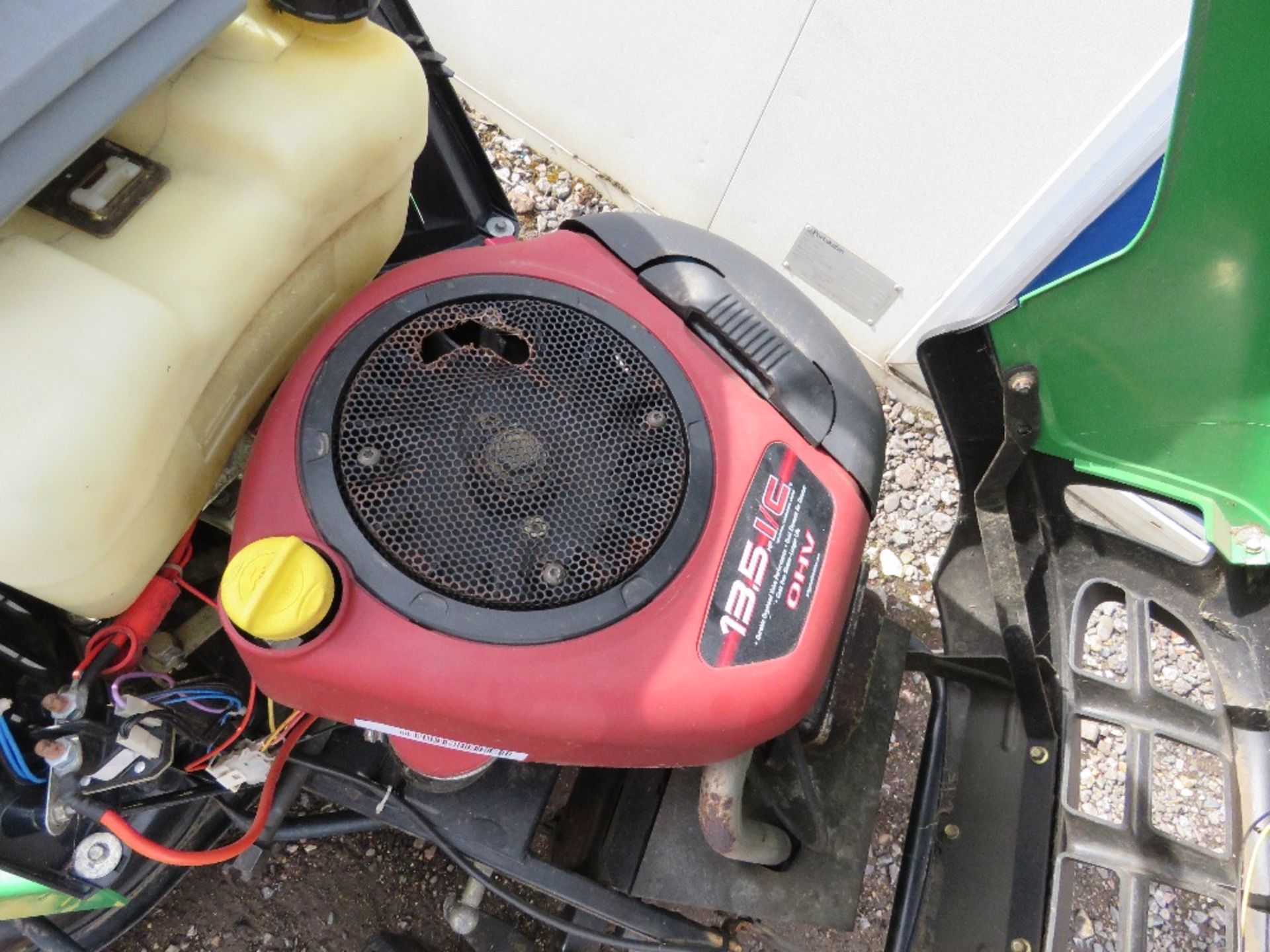 JOHN DEERE LR135 PETROL ENGINED HYDRO RIDE ON MOWER WITH COLLECTOR. WHEN TESTED WAS SEEN TO START AN - Image 3 of 4