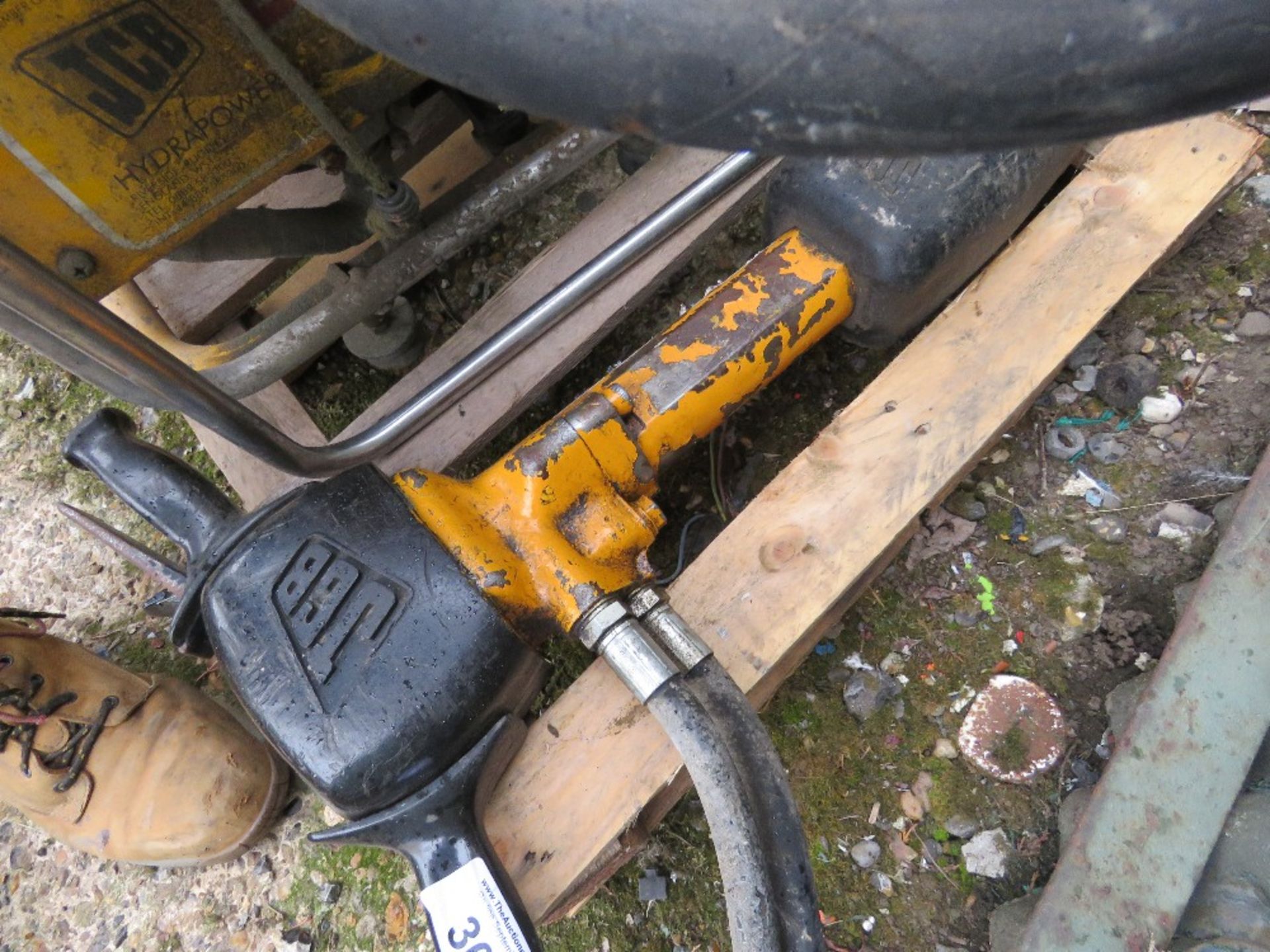 JCB BEAVER HYDRAULIC PACK WITH GUN AND HOSE. WHEN TESTED WAS SEEN TO RUN AND PUMP. THIS LOT IS SOLD - Image 2 of 4