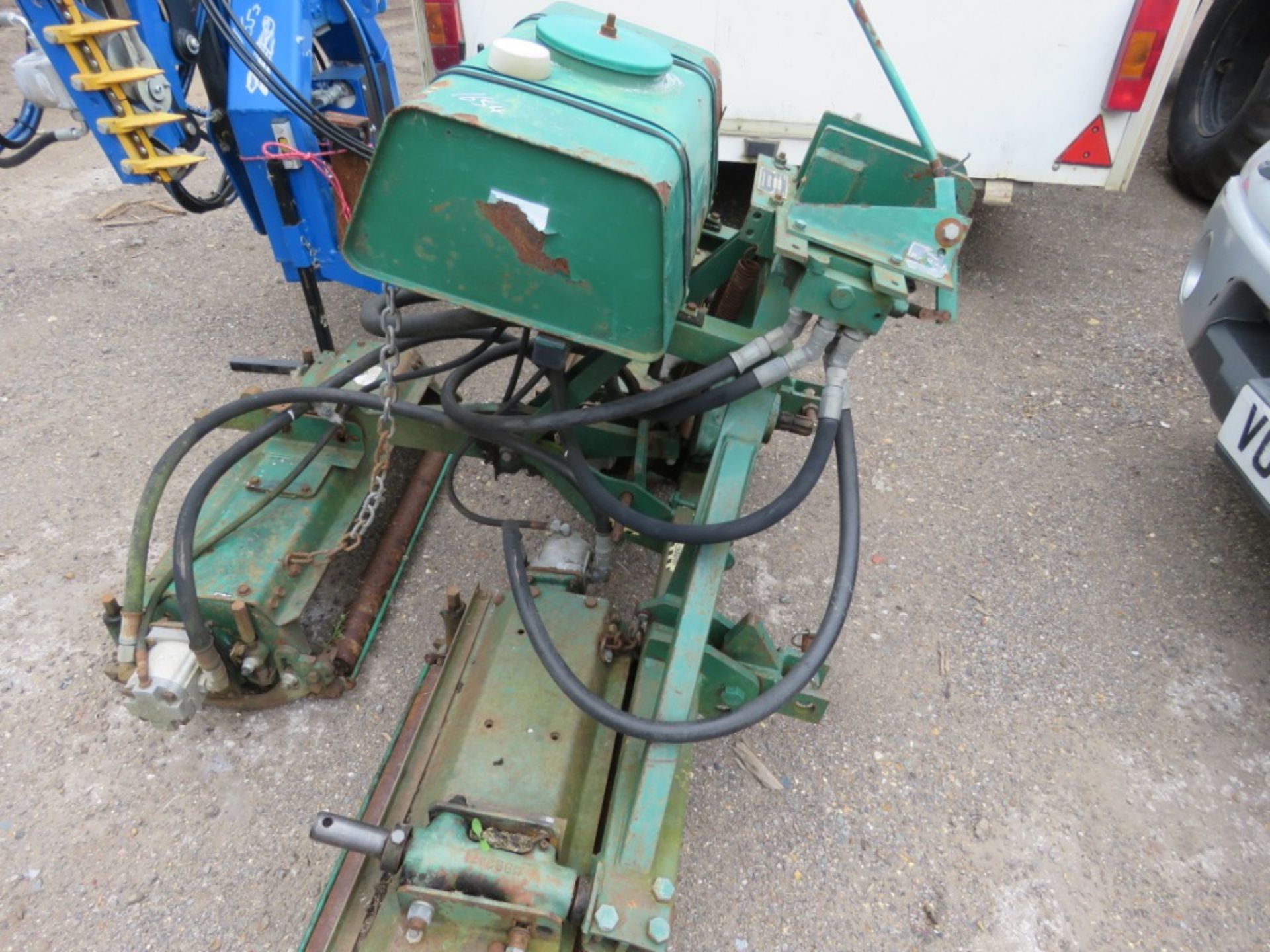 RANSOMES TRACTOR MOUNTED TRIPLE GANG MOWERS, 7FT WIDE APPROX, PTO DRIVEN PUMP, 3 POINT LINKAGE MOUNT - Image 3 of 5