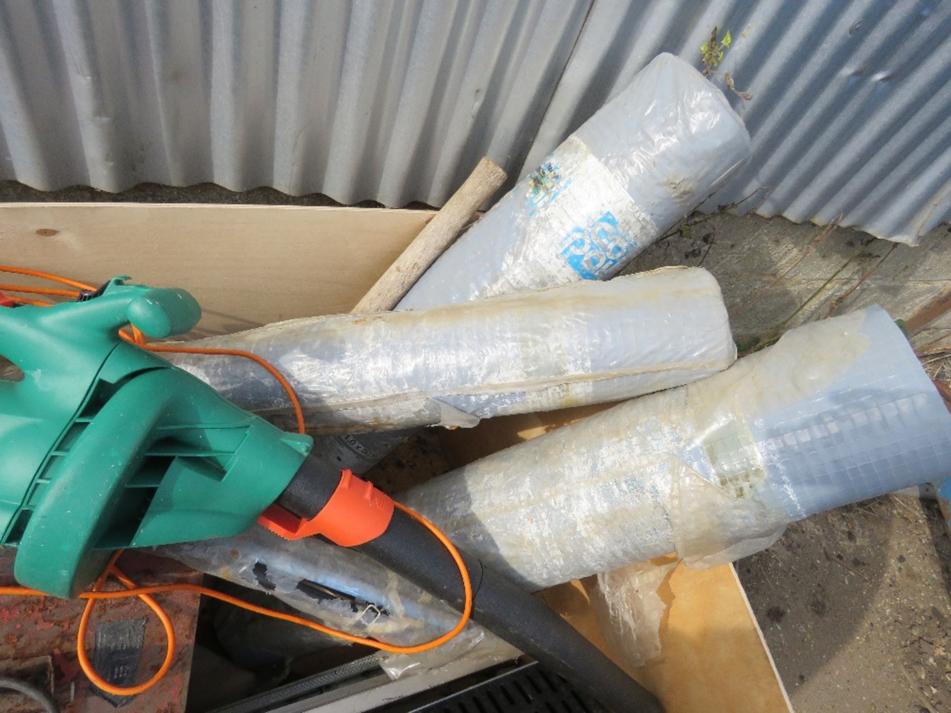 STILLAGE OF HAND TOOLS, DRAIN RODS, 3 X ROLLS OF REINFORCED PLASTIC SHEETS AND SUNDRIES AS SHOWN. TH - Image 2 of 3