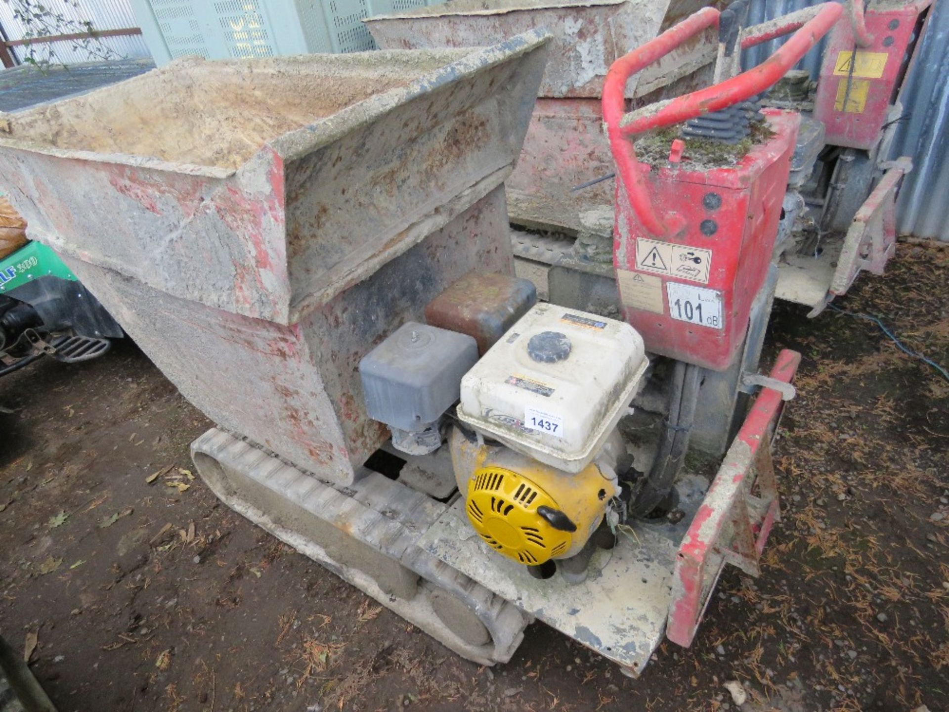 HINOWA HP800 PETROL ENGINED TRACKED DUMPER. BEEN STOOD FOR SOME TIME, UNTESTED, MAY REQUIRE ATTENTI