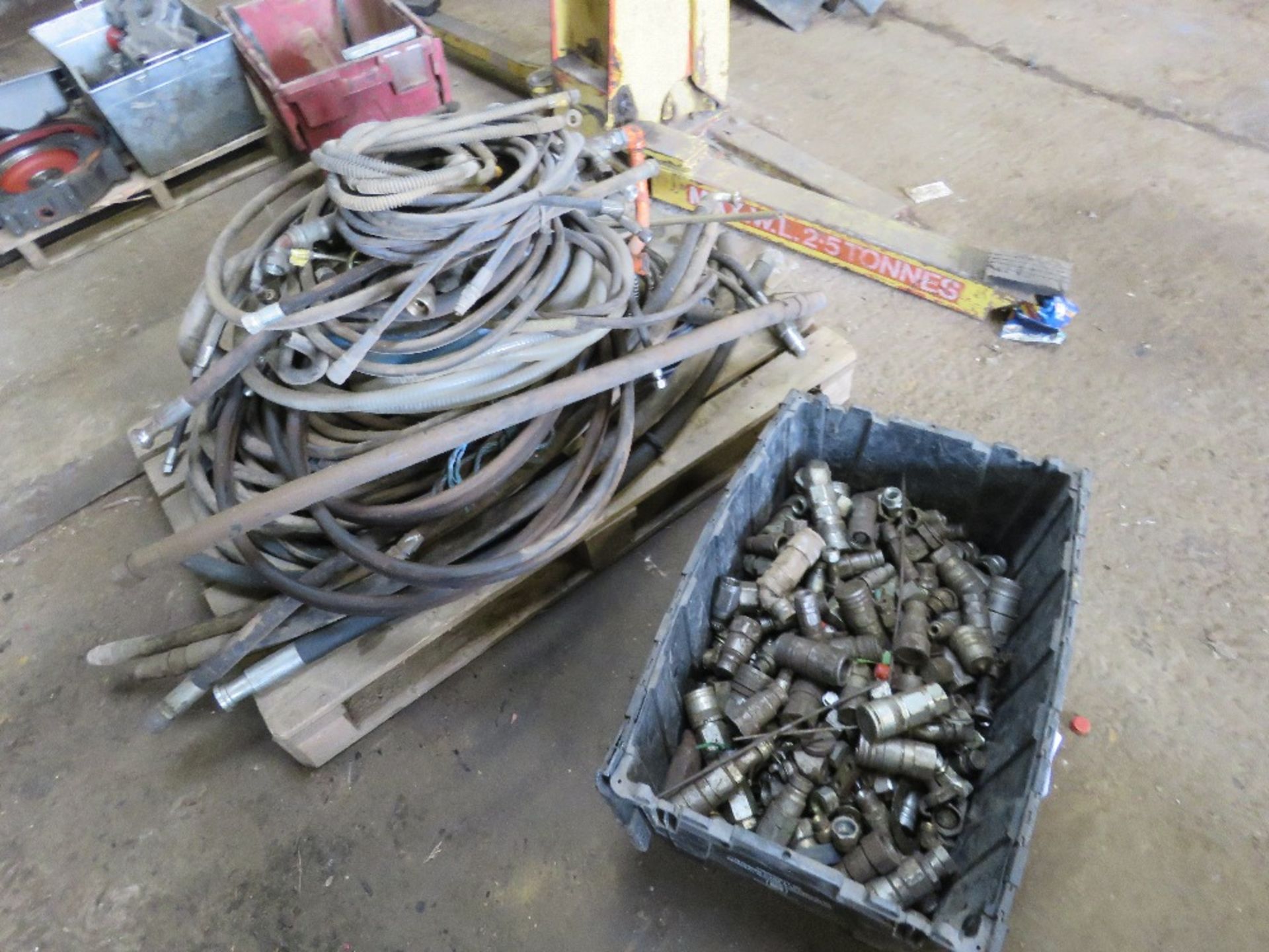 PALLET OF ASSORTED HYDRAULIC HOSES AND A BIN OF FITTINGS. LOT LOCATION: EMERALD HOUSE, SWINBORNE R