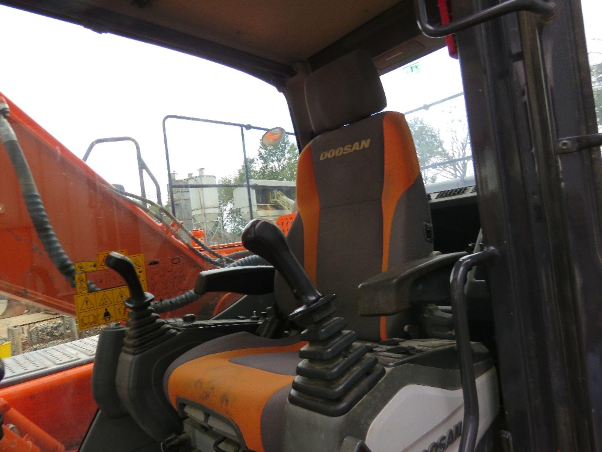 DOOSAN DX225LC-3 STEEL TRACKED EXCAVATOR 2016 BUILD. Non adblue!! only 10% plus vat BP on this lot - Image 11 of 16