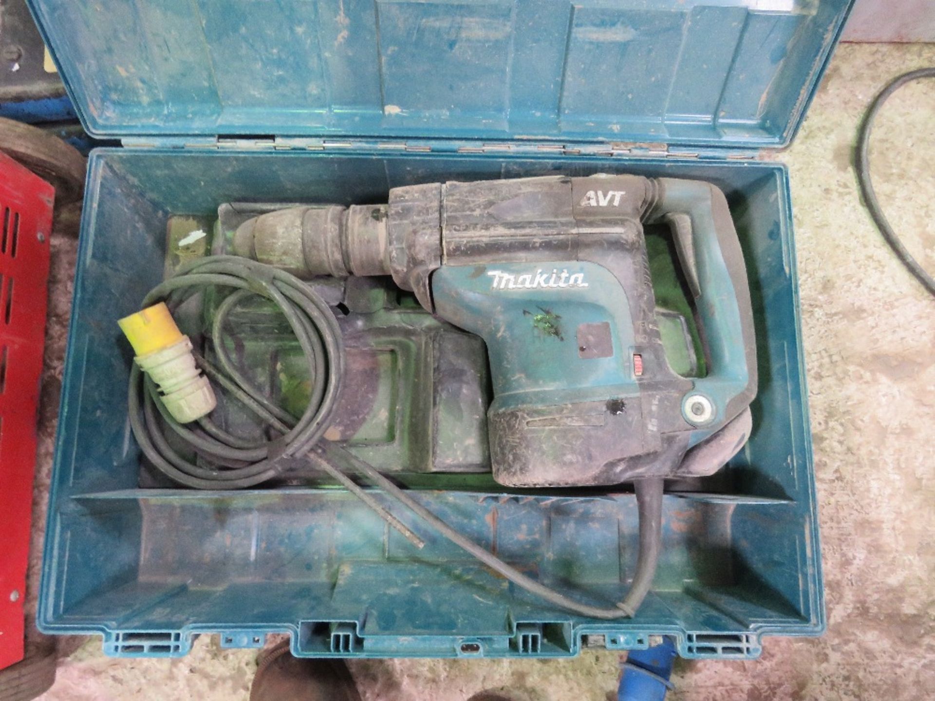 MEDIUM SIZED 110VOLT BREAKER DRILL. THIS LOT IS SOLD UNDER THE AUCTIONEERS MARGIN SCHEME, THEREFORE