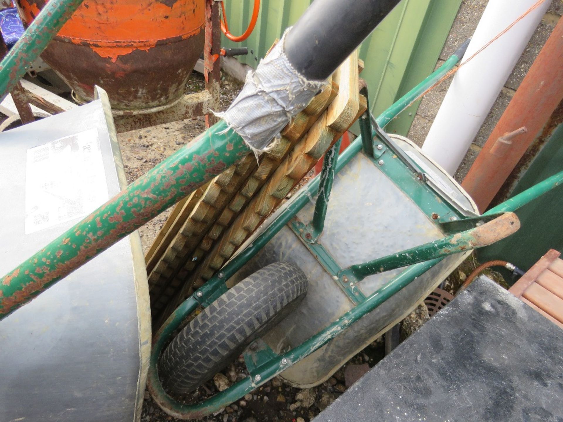 2 X WHEELBARROWS PLUS 4 X LAWN EDGING STRIPS. THIS LOT IS SOLD UNDER THE AUCTIONEERS MARGIN SCHEME