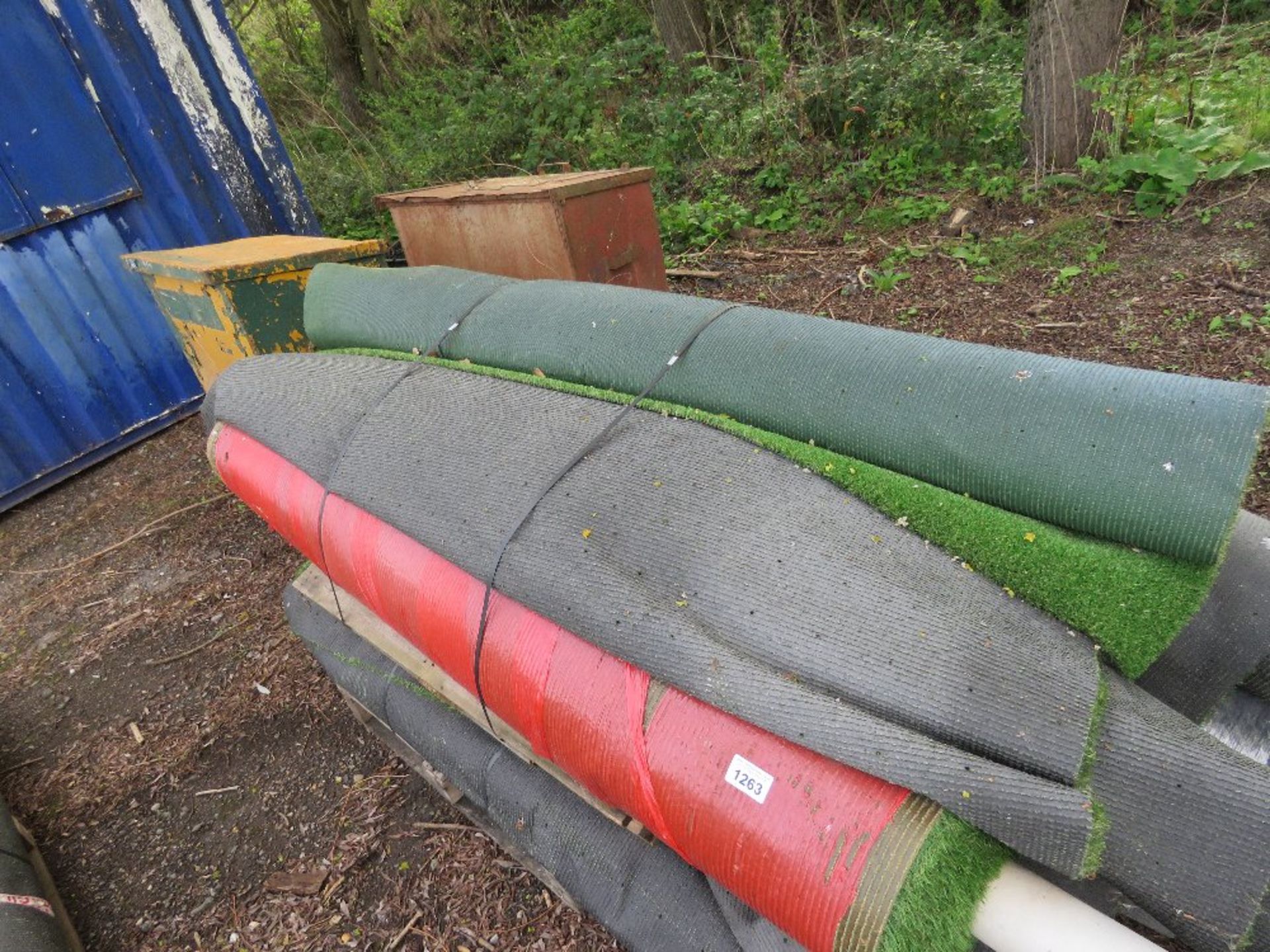 2 X PALLETS OF HIGH QUALITY ASTRO TURF / FAKE GRASS, UNUSED. ROLL END AND SURPLUS LENGTHS. THIS LOT - Image 2 of 3