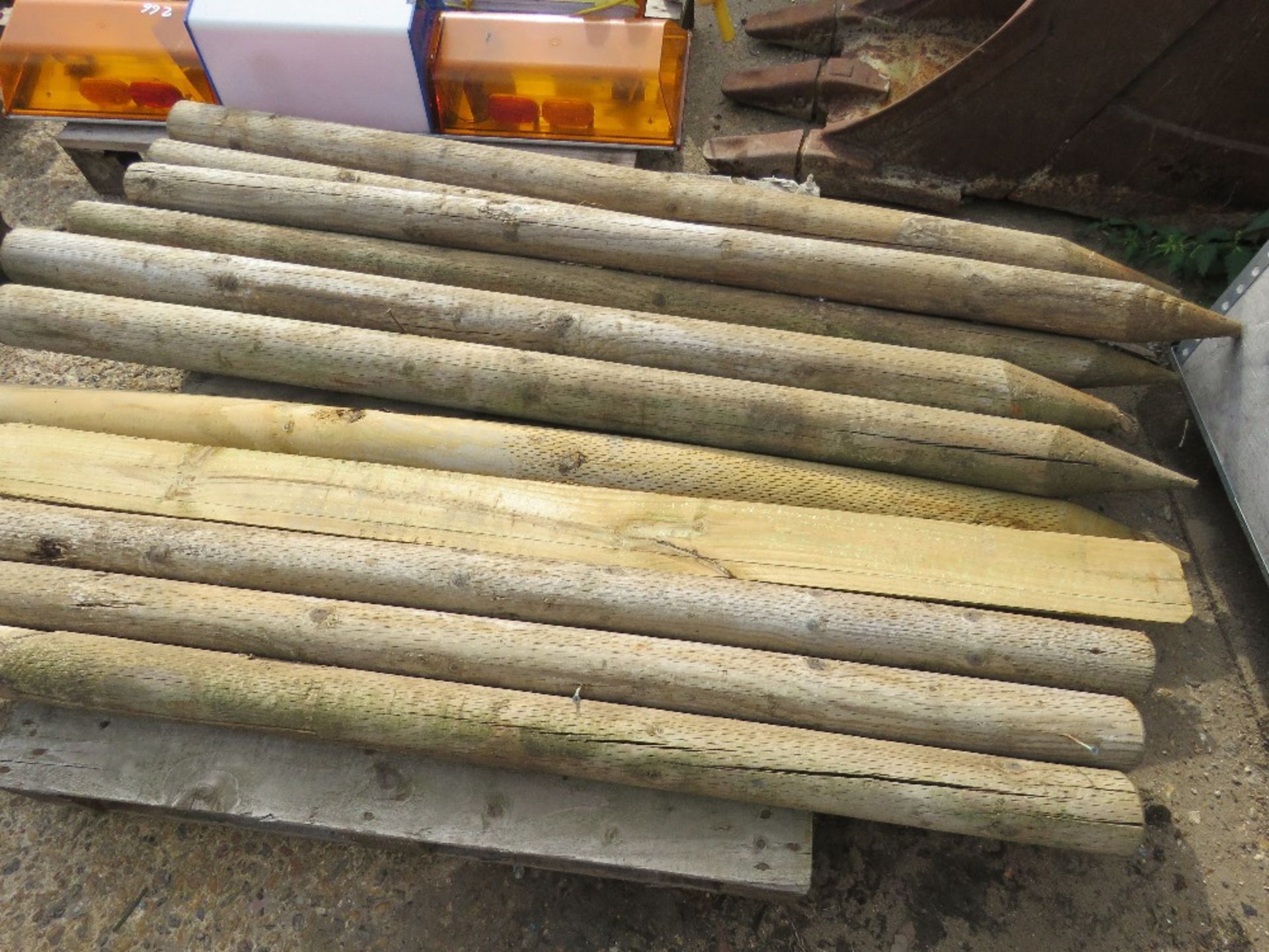 11 X WOODEN STAKES. THIS LOT IS SOLD UNDER THE AUCTIONEERS MARGIN SCHEME, THEREFORE NO VAT WILL BE C - Bild 2 aus 2