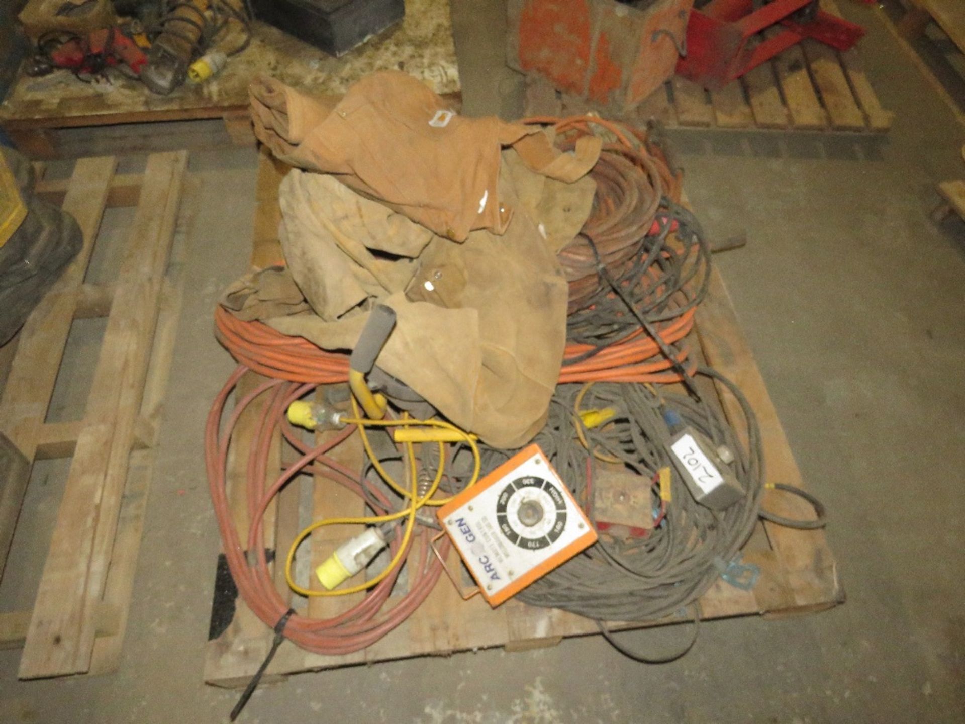 PALLET OF ASSORTED WELDING CABLES AND ASSOCIATED EQUIPMENT AND SUNDRIES. LOT LOCATION: EMERALD HOUS