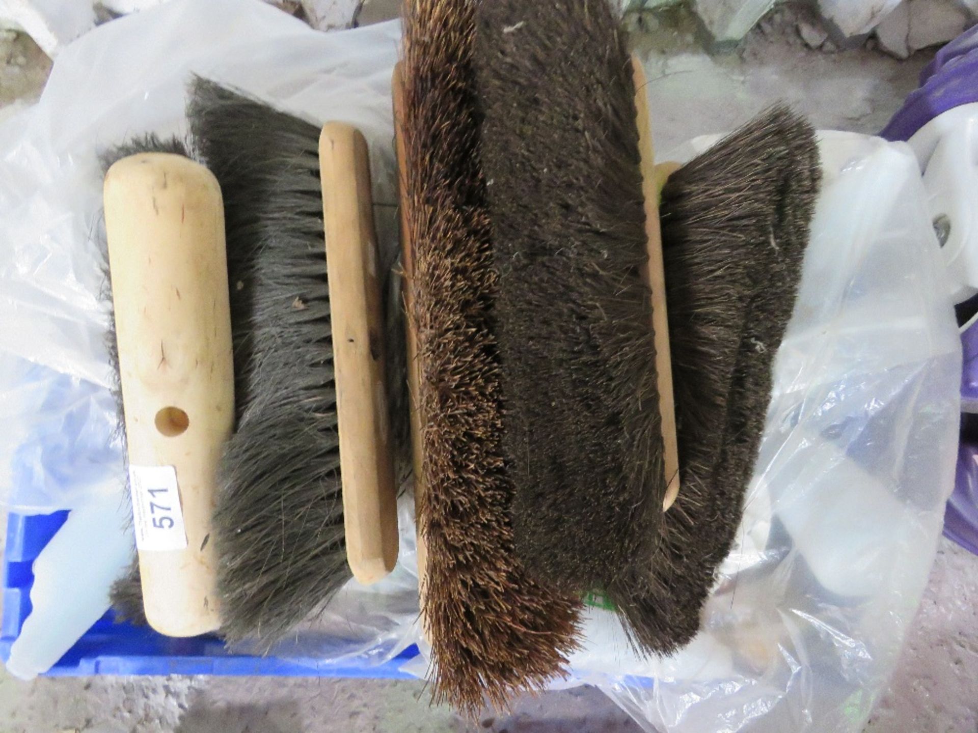 BRUSH HEADS PLUS ASSORTED TOOLS. THIS LOT IS SOLD UNDER THE AUCTIONEERS MARGIN SCHEME, THEREFORE NO