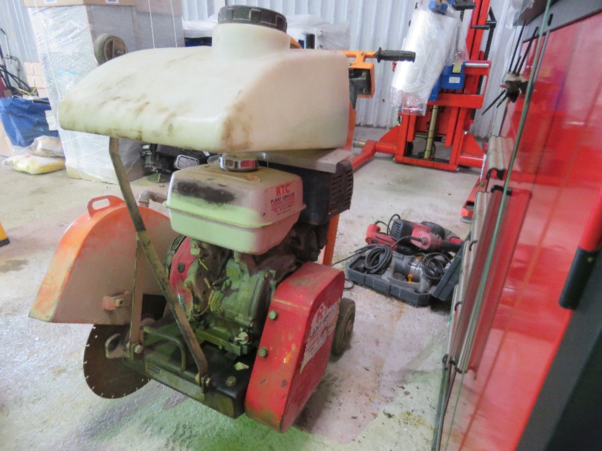 CLIPPER PETROL ENGINED FLOOR SAW WITH TANK AND BLADE. THIS LOT IS SOLD UNDER THE AUCTIONEERS MARGIN - Image 3 of 4