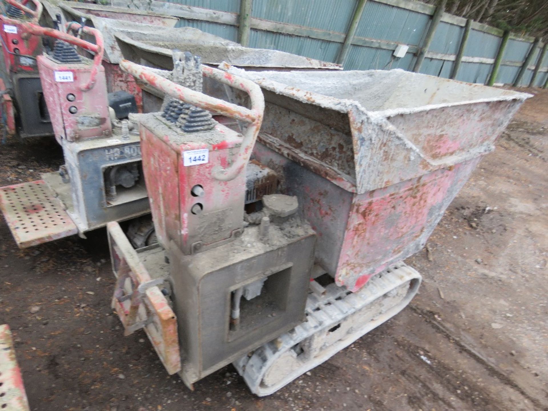 HINOWA HP800 PETROL ENGINED TRACKED DUMPER. BEEN STOOD FOR SOME TIME, UNTESTED, MAY REQUIRE ATTENTI - Image 4 of 4