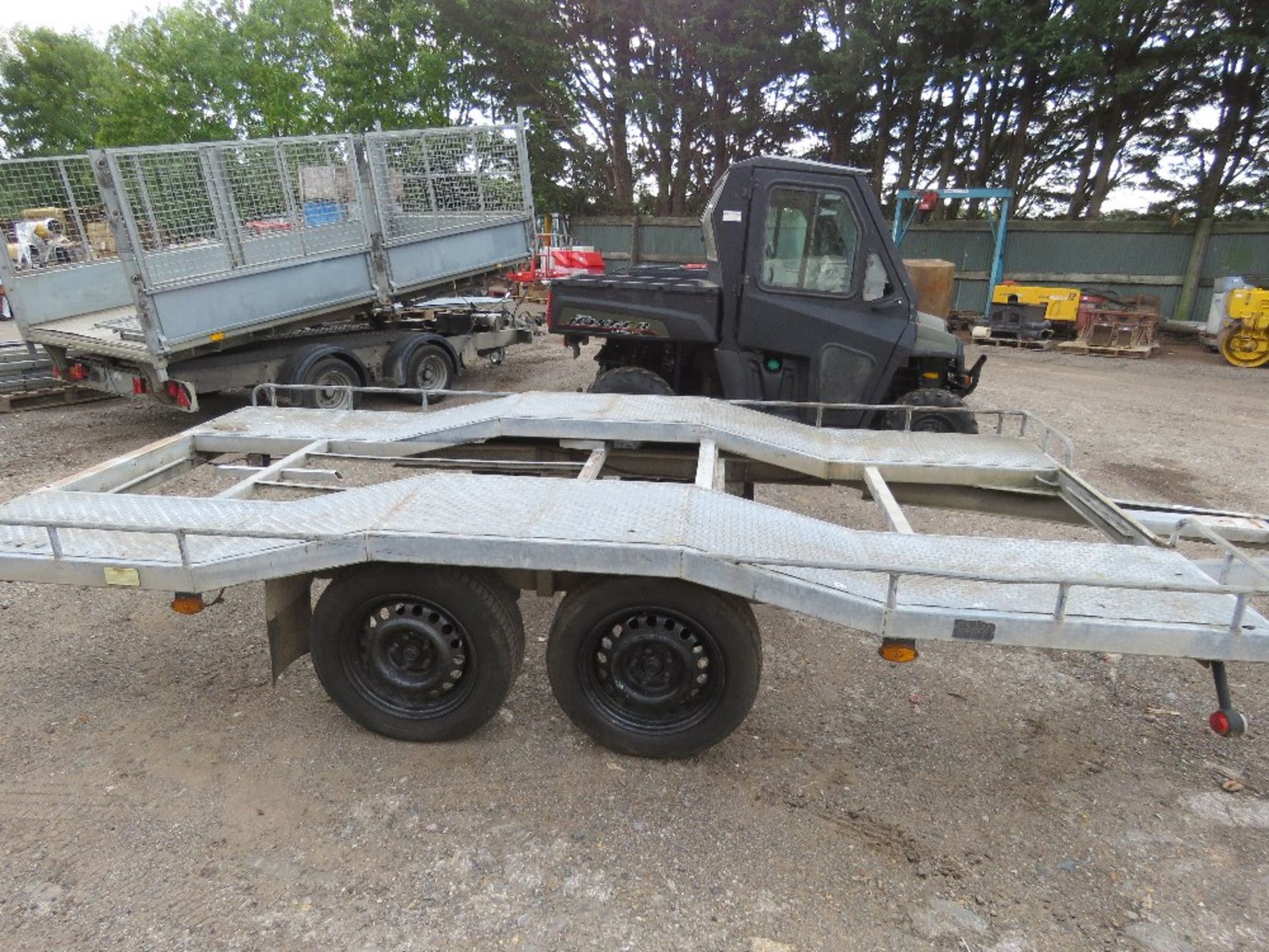 HEAVY DUTY TWIN AXLED VEHICLE TRANSPORT TRAILER, NO RAMPS, 12FT BED APPROX, 2.6TONNE RATED. - Image 3 of 7