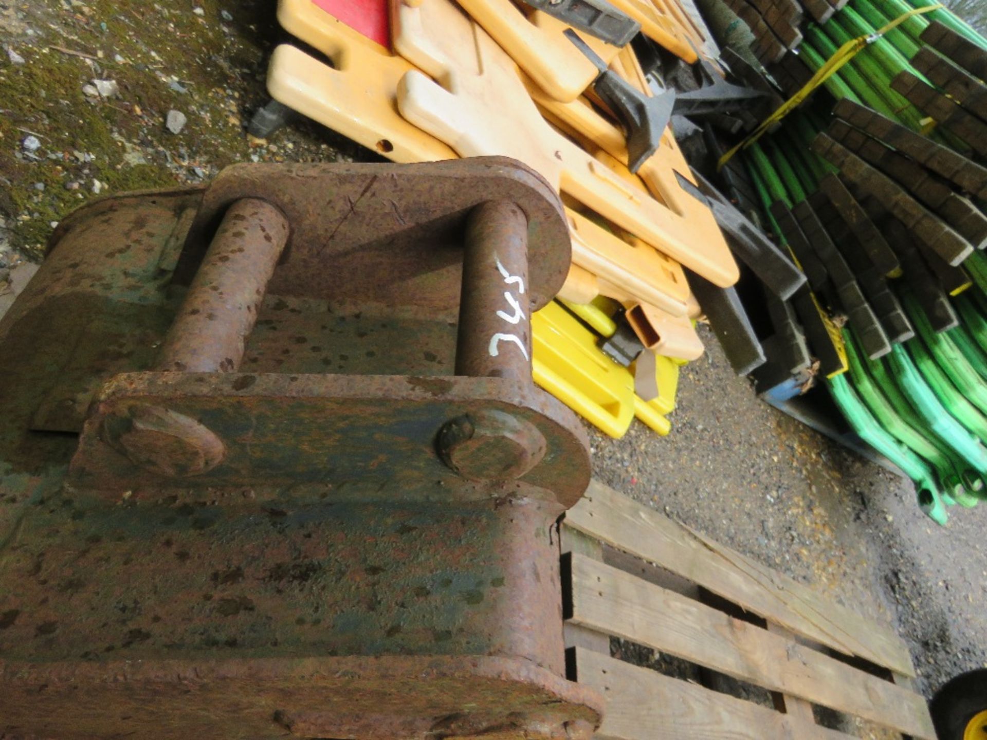 3 X EXCAVATOR BUCKETS: 10" AND 12" (X2) APPROX. THIS LOT IS SOLD UNDER THE AUCTIONEERS MARGIN SCHEM - Image 5 of 5