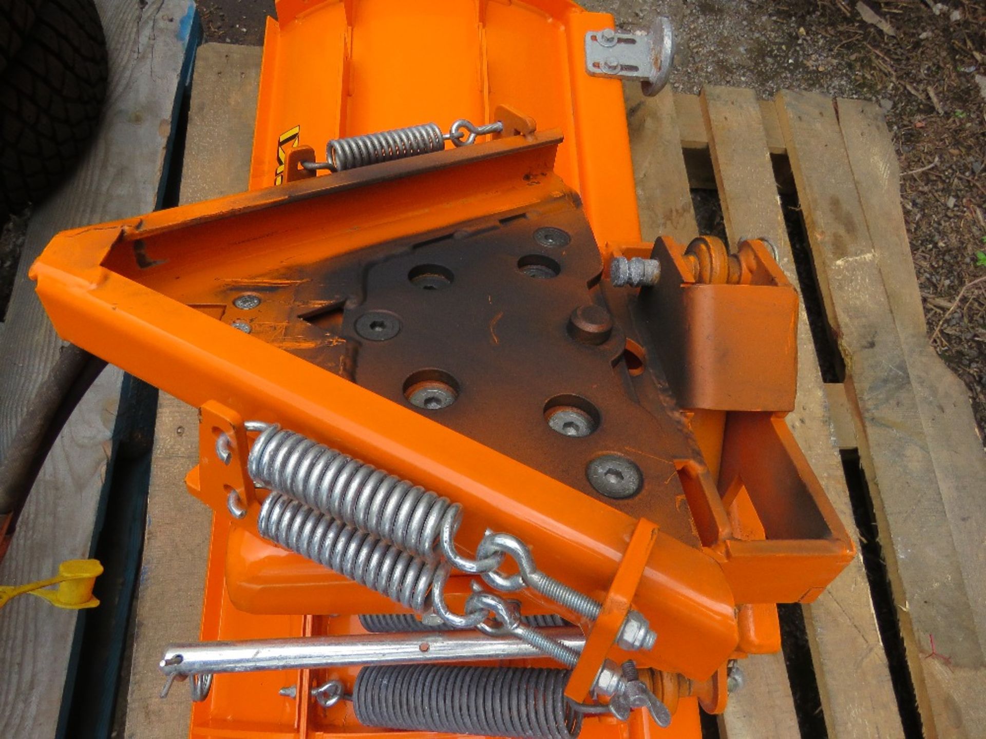 ISEKI 5FT WIDE HYDRAULIC LIFTING SNOW PLOUGH BLADE, APPEARS TO HAVE HAD LITTLE USEAGE. - Image 2 of 3