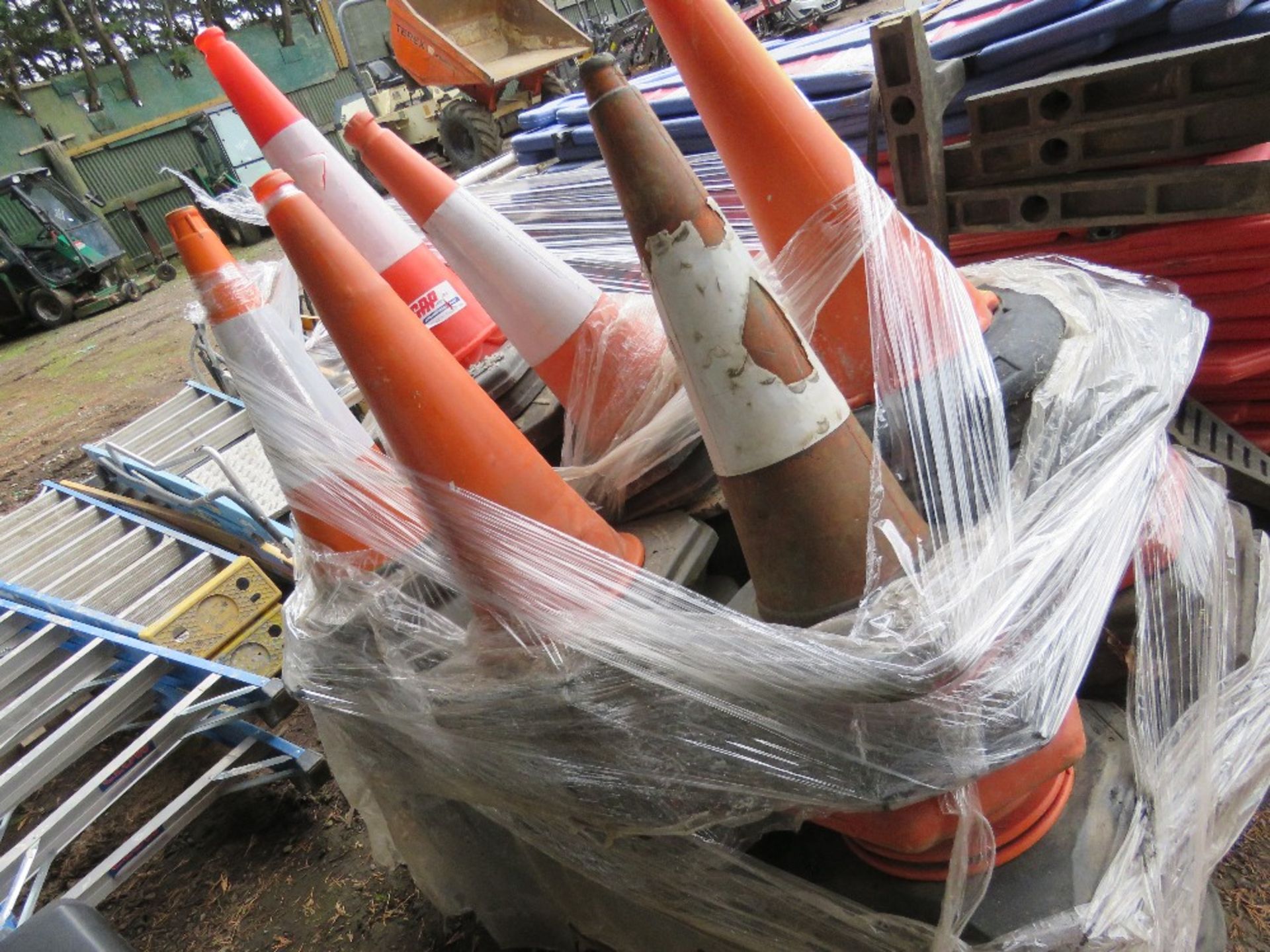 PALLET OF ROAD CONES. - Image 2 of 2
