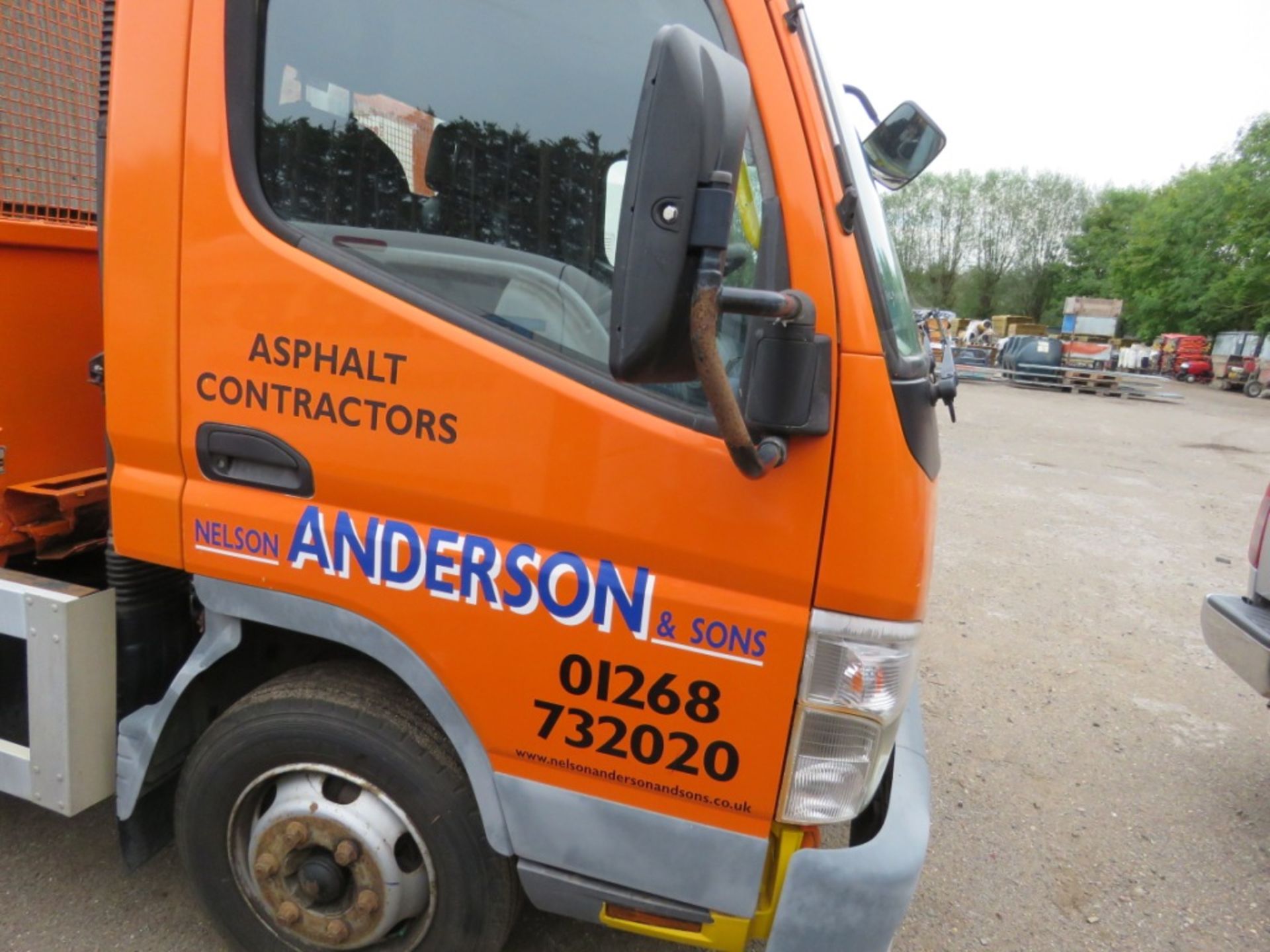 MITSUBISHI FUSO 7500KG TIPPER REG:YH12 SUY. MANUAL GEARBOX. ELECTRIC POWERED TIPPING. THOMPSON BODY. - Image 7 of 12