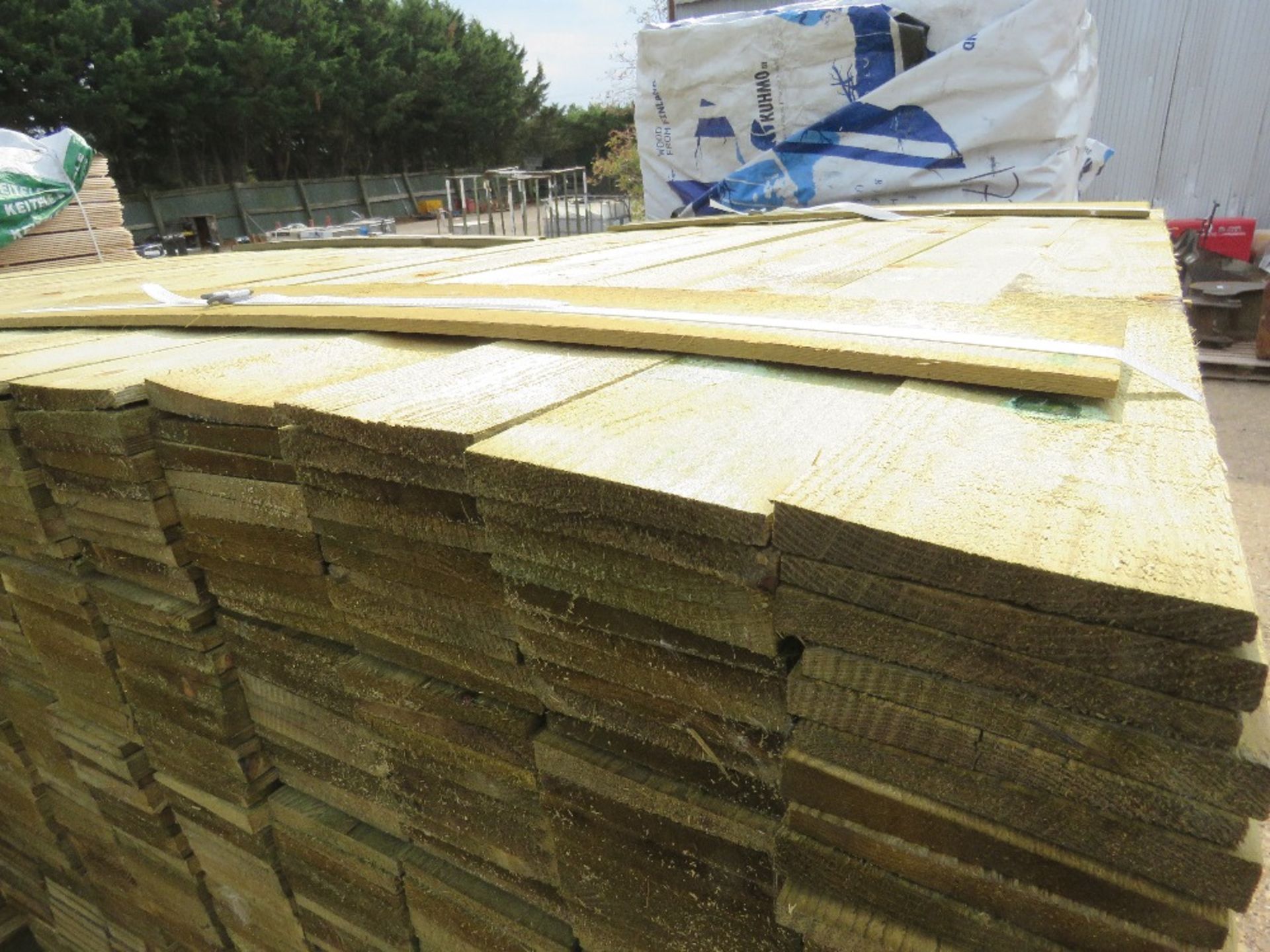 LARGE PACK OF TREATED FEATHER EDGE CLADDING FENCE TIMBER BOARDS 1.5 METRE LENGTH X 100MM WIDTH APPRO - Image 3 of 3