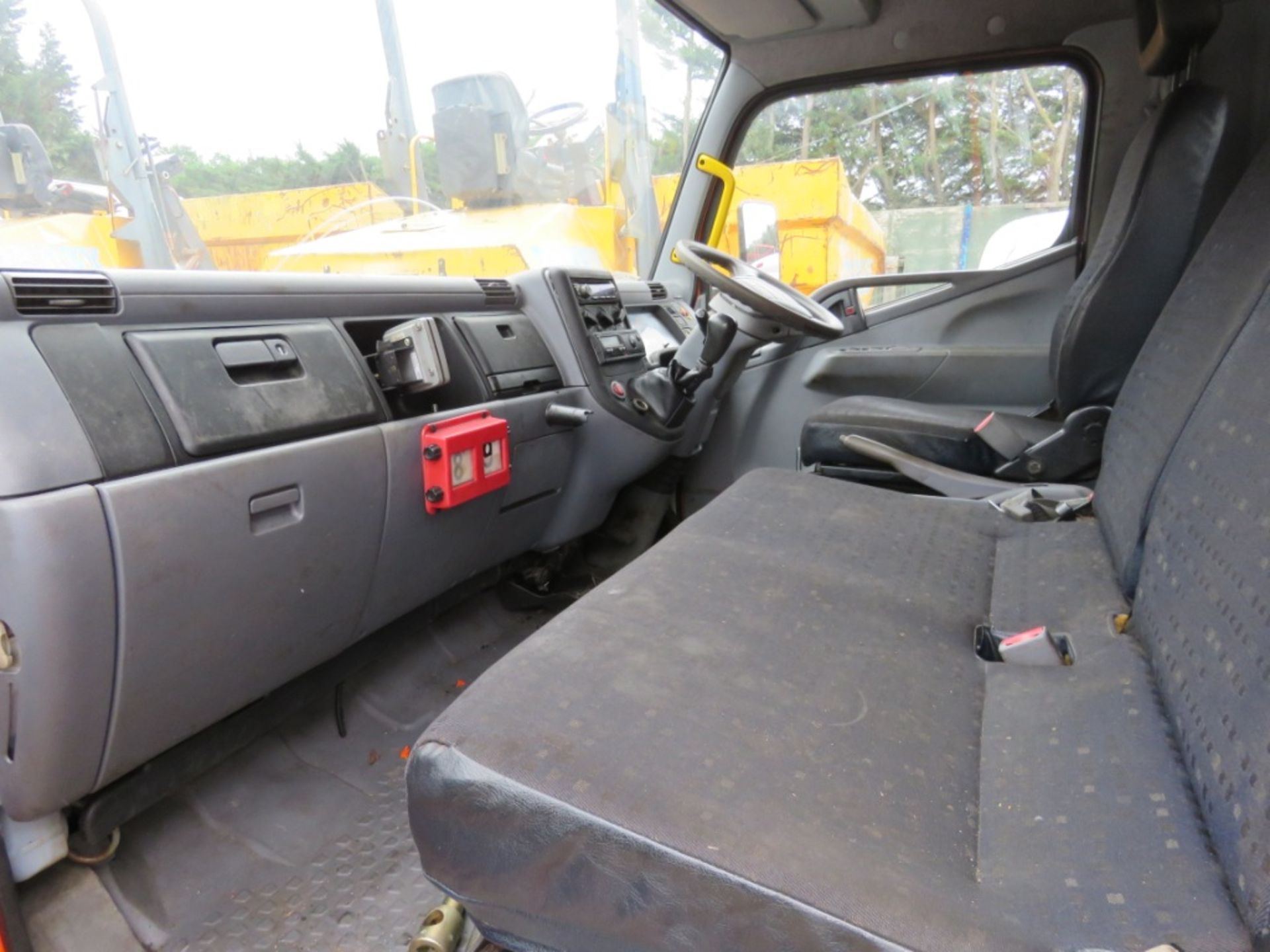 MITSUBISHI FUSO 7500KG TIPPER REG:YH12 SUY. MANUAL GEARBOX. ELECTRIC POWERED TIPPING. THOMPSON BODY. - Image 3 of 12