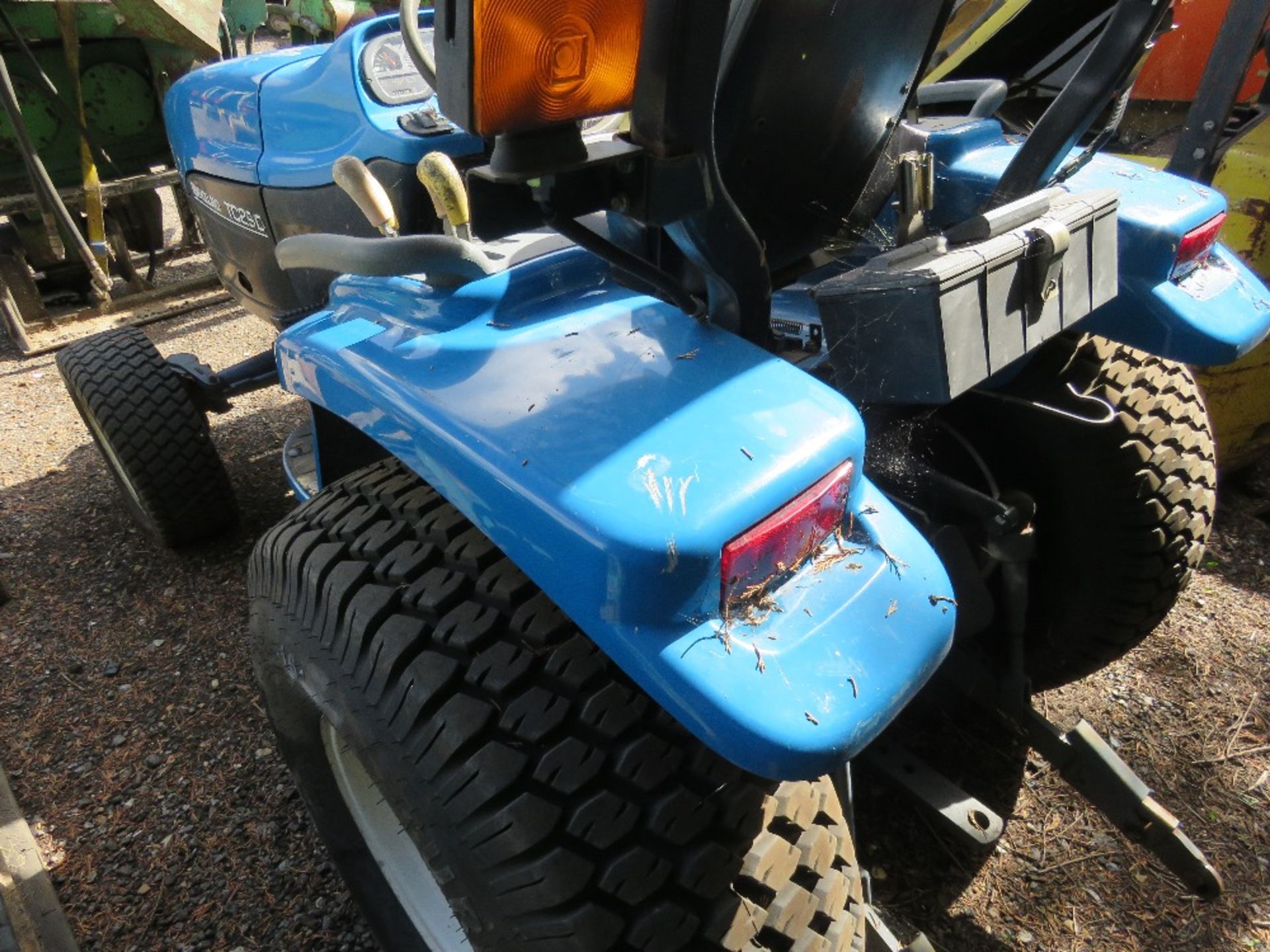 NEW HOLLAND TC29D 24D TRACTOR WITH GRASS TYRES, 3013 REC HOURS. WHEN TESTED WAS SEEN TO DRIVE, STEER - Image 6 of 6