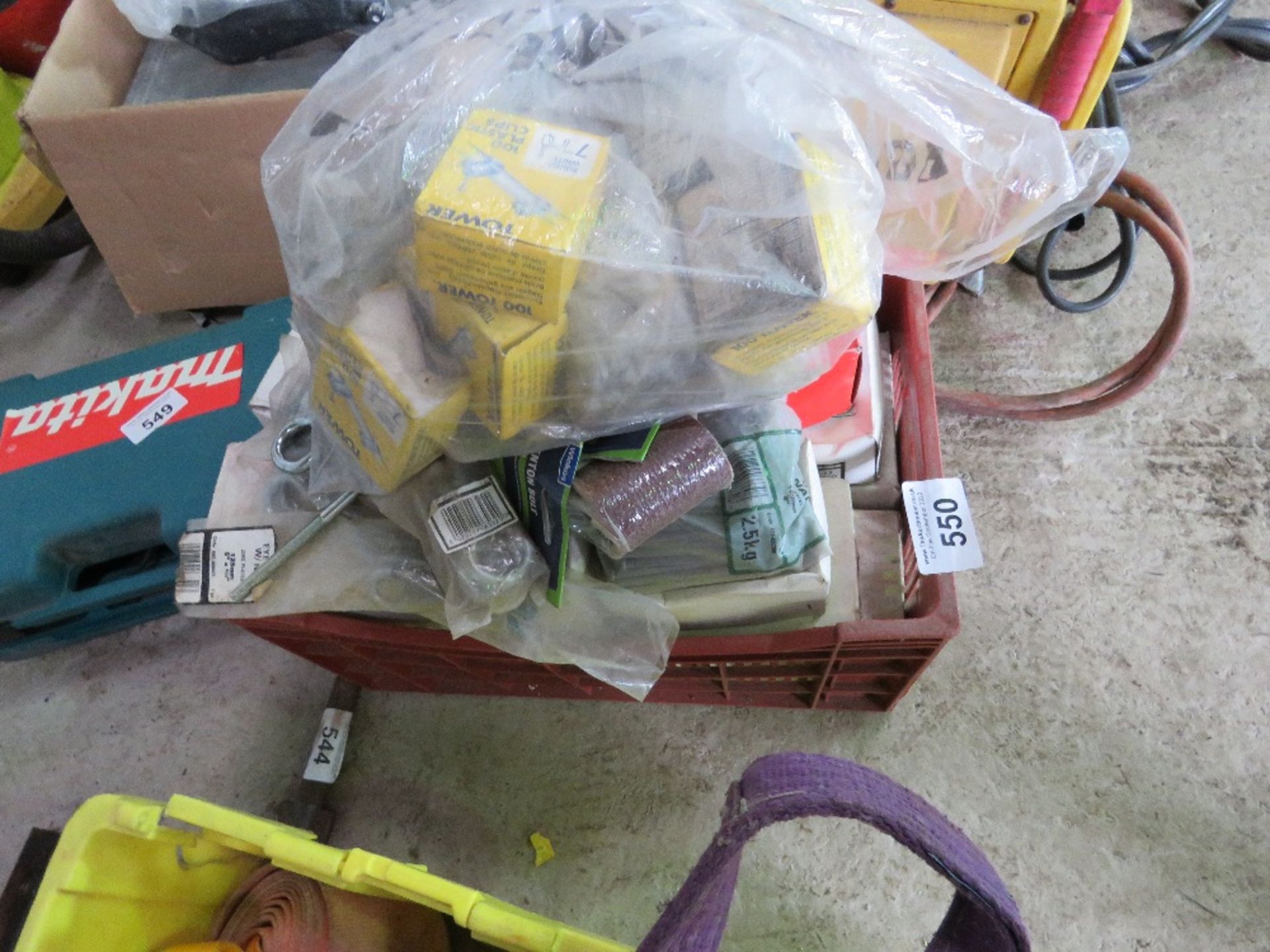 ASSORTED FIXINGS AND SUNDRIES. THIS LOT IS SOLD UNDER THE AUCTIONEERS MARGIN SCHEME, THEREFORE NO VA