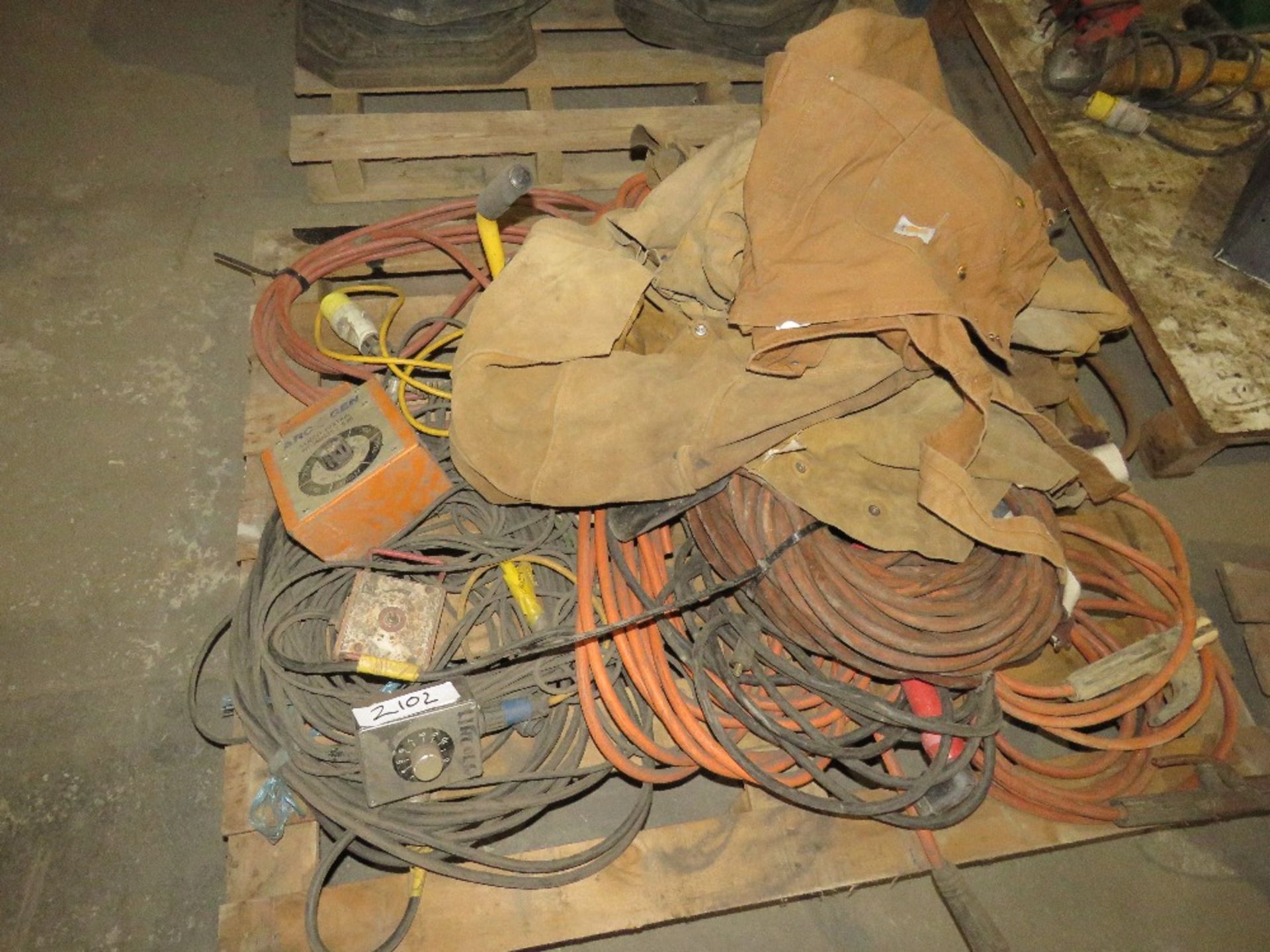 PALLET OF ASSORTED WELDING CABLES AND ASSOCIATED EQUIPMENT AND SUNDRIES. LOT LOCATION: EMERALD HOUS - Image 2 of 2