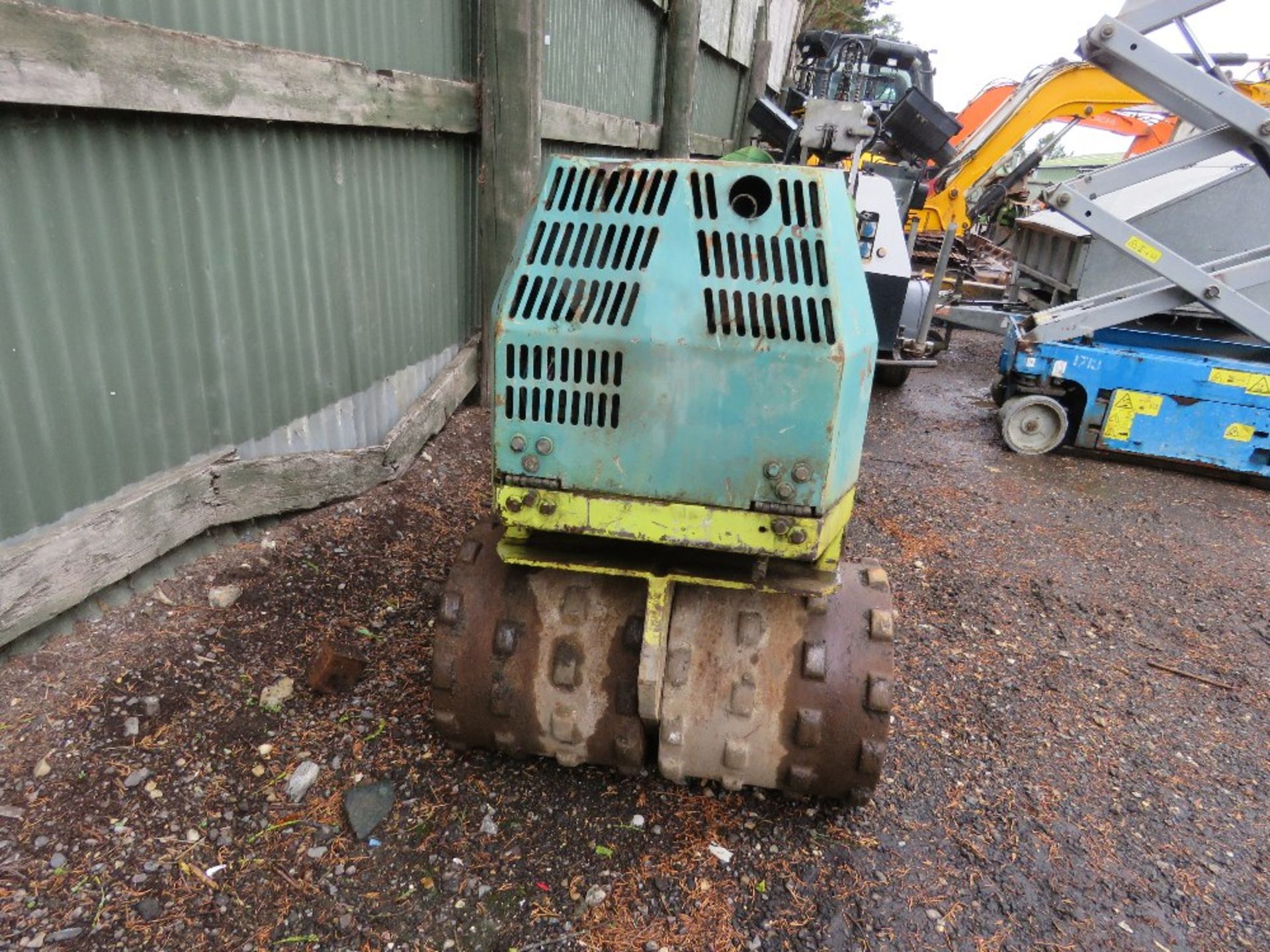 AMMANN DOUBLE DRUM SHEEPSFOOT ROLLER. WHEN TESTED WAS SEEN TO RUN, DRIVE AND VIBE (NO REMOTE CONTROL - Image 2 of 6