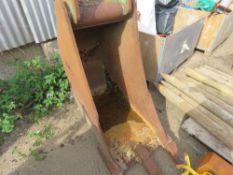 2FT WIDE EXCAVATOR BUCKET ON 80MM PINS. THIS LOT IS SOLD UNDER THE AUCTIONEERS MARGIN SCHEME, THEREF