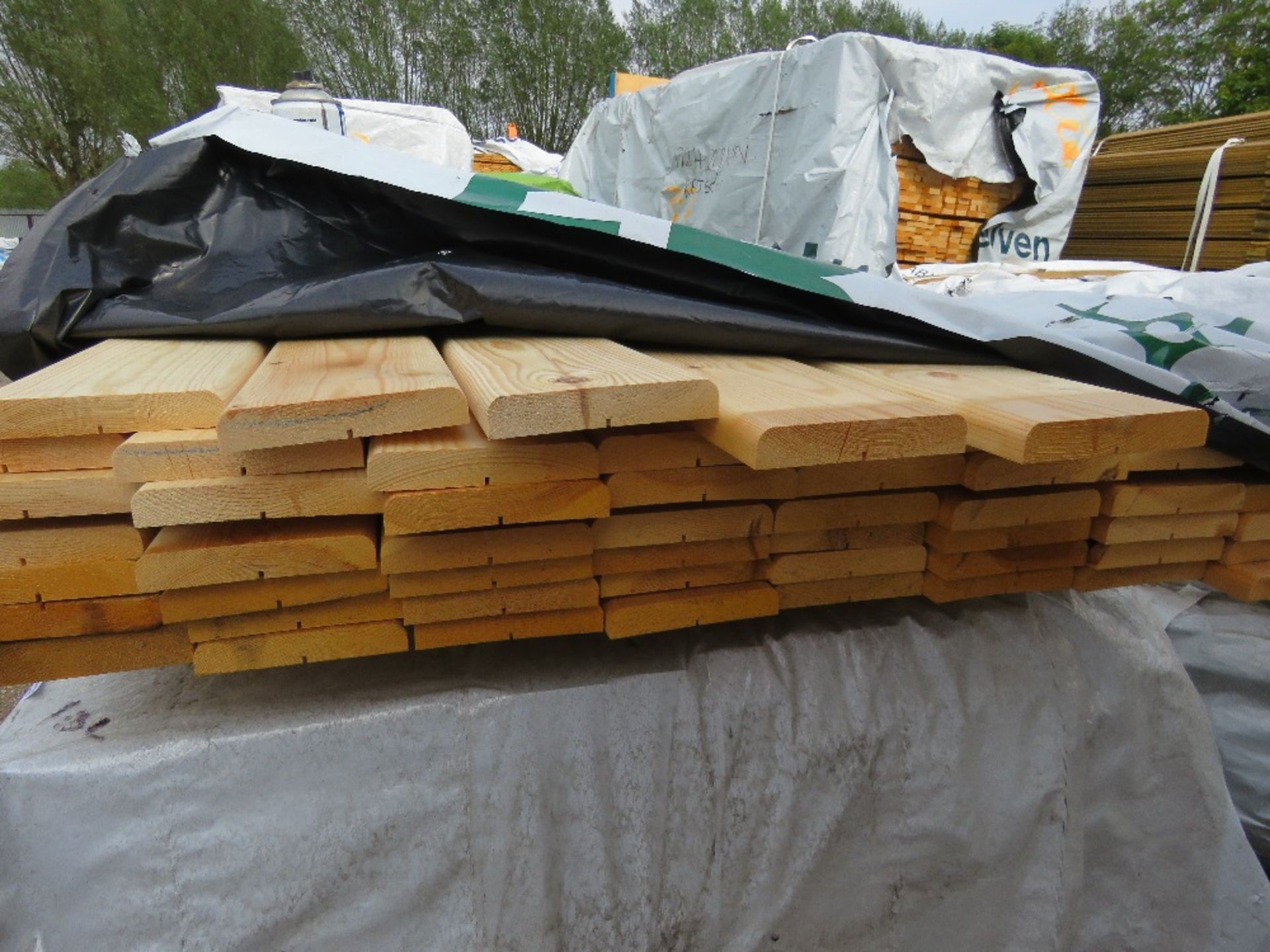 PACK OF UNTREATED FENCE TOP CAP TIMBER BOARDS 2METRE LENGTH X 120X 20MM APPROX. - Image 2 of 3