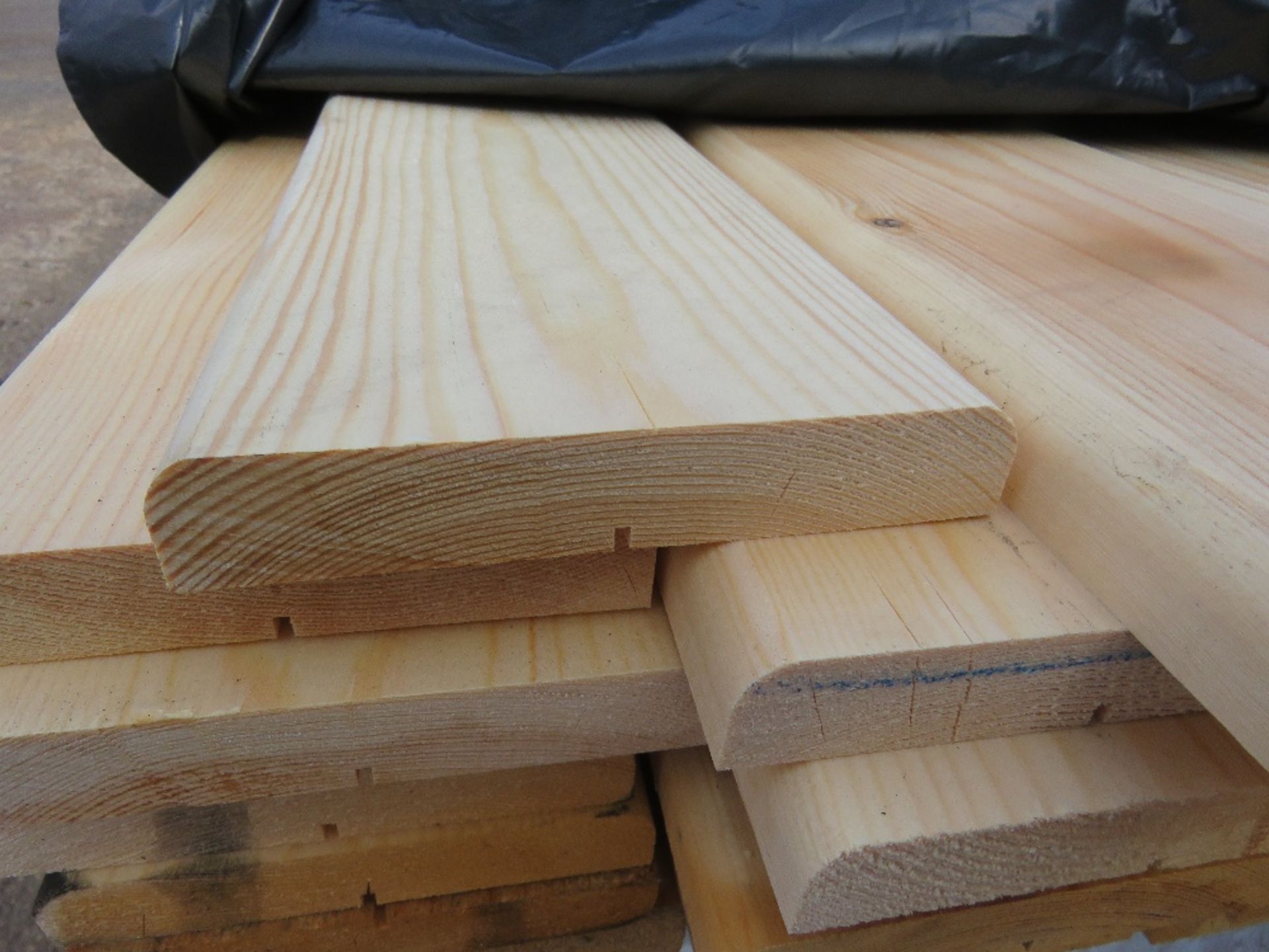 PACK OF UNTREATED FENCE TOP CAP TIMBER BOARDS 2METRE LENGTH X 120X 20MM APPROX. - Image 3 of 3