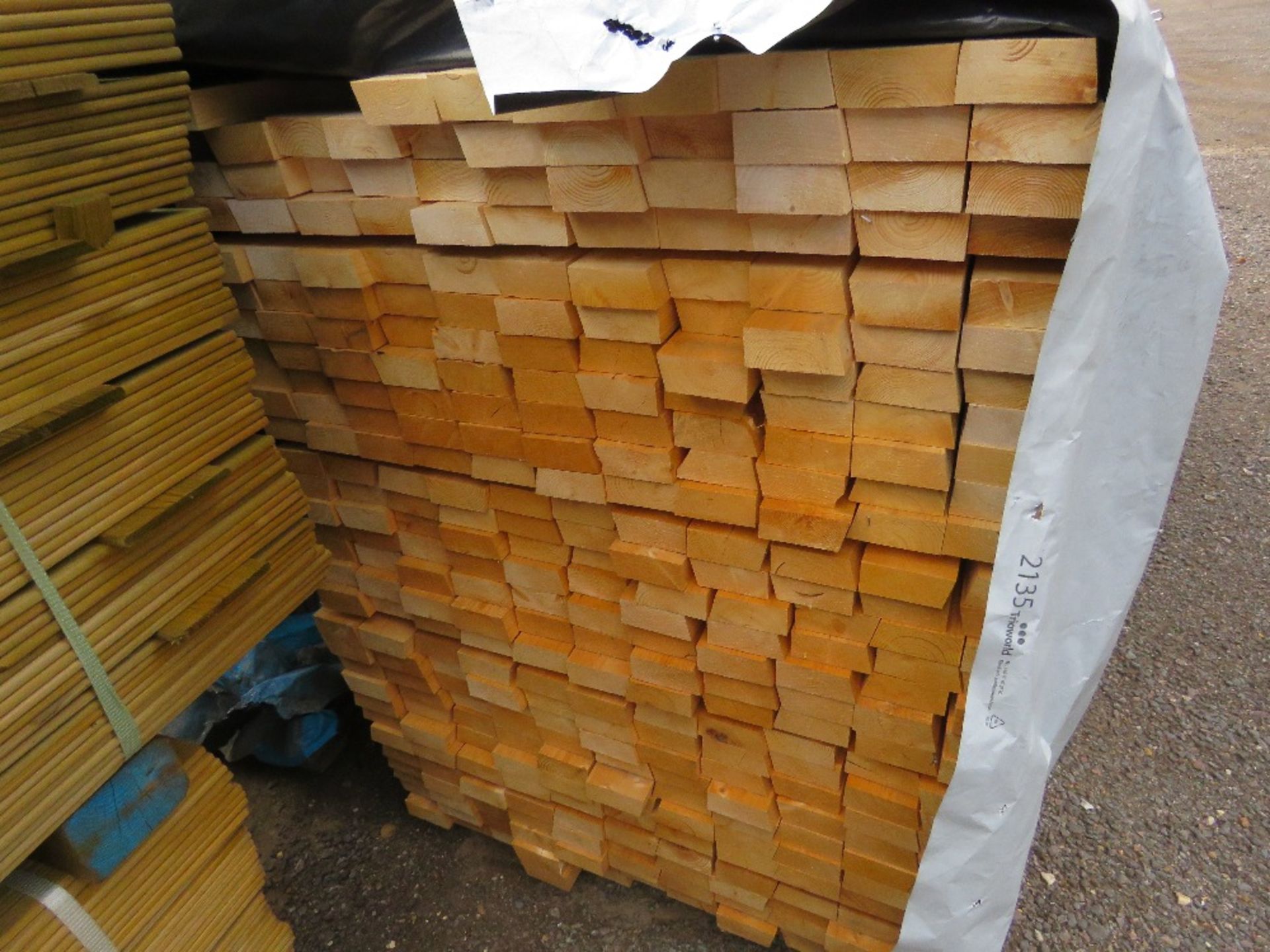 EXTRA LARGE PACK OF UNTREATED ANGLED FENCE TIMBERS , 2.4M LENGTH X 85MM X 35MM WIDTH APPROX. - Image 2 of 3