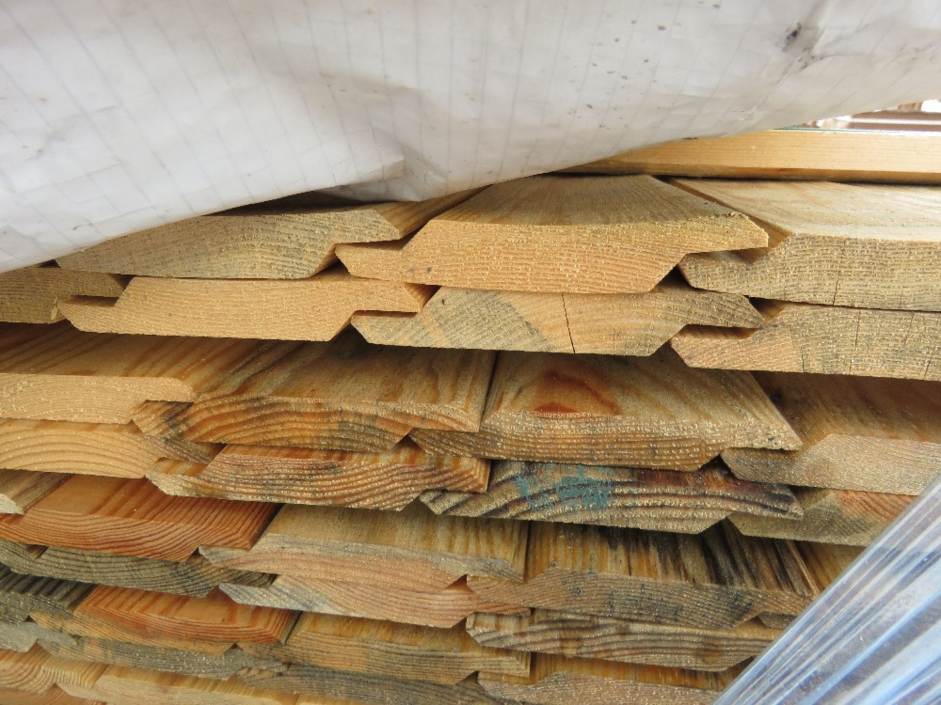 SMALL PACK OF UNTREATED SHIPLAP FENCE CLADDING TIMBER 1.83METRE LENGTH X 95MM WIDTH APPROX. - Image 3 of 3