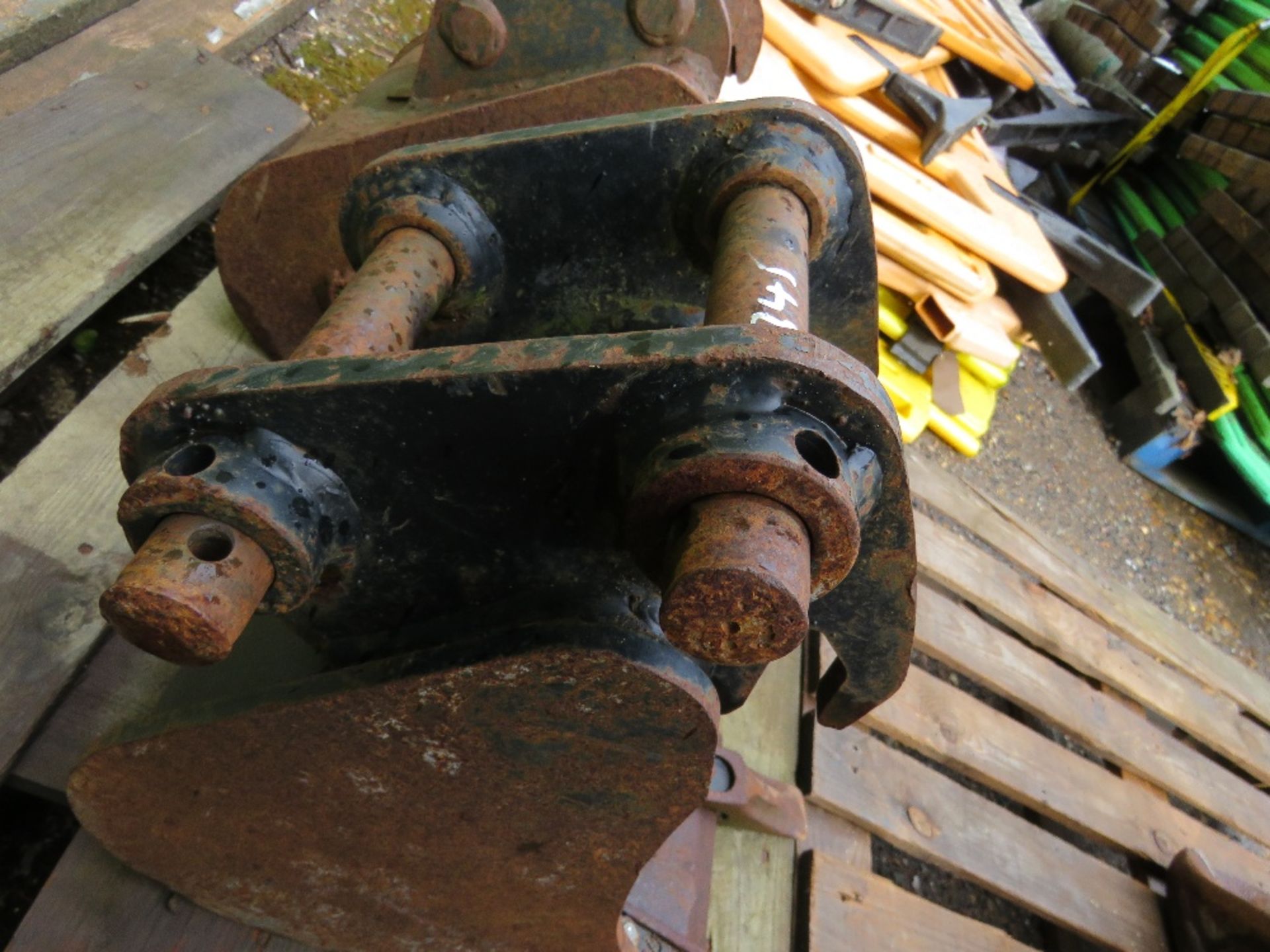 3 X EXCAVATOR BUCKETS: 10" AND 12" (X2) APPROX. THIS LOT IS SOLD UNDER THE AUCTIONEERS MARGIN SCHEM - Image 4 of 5