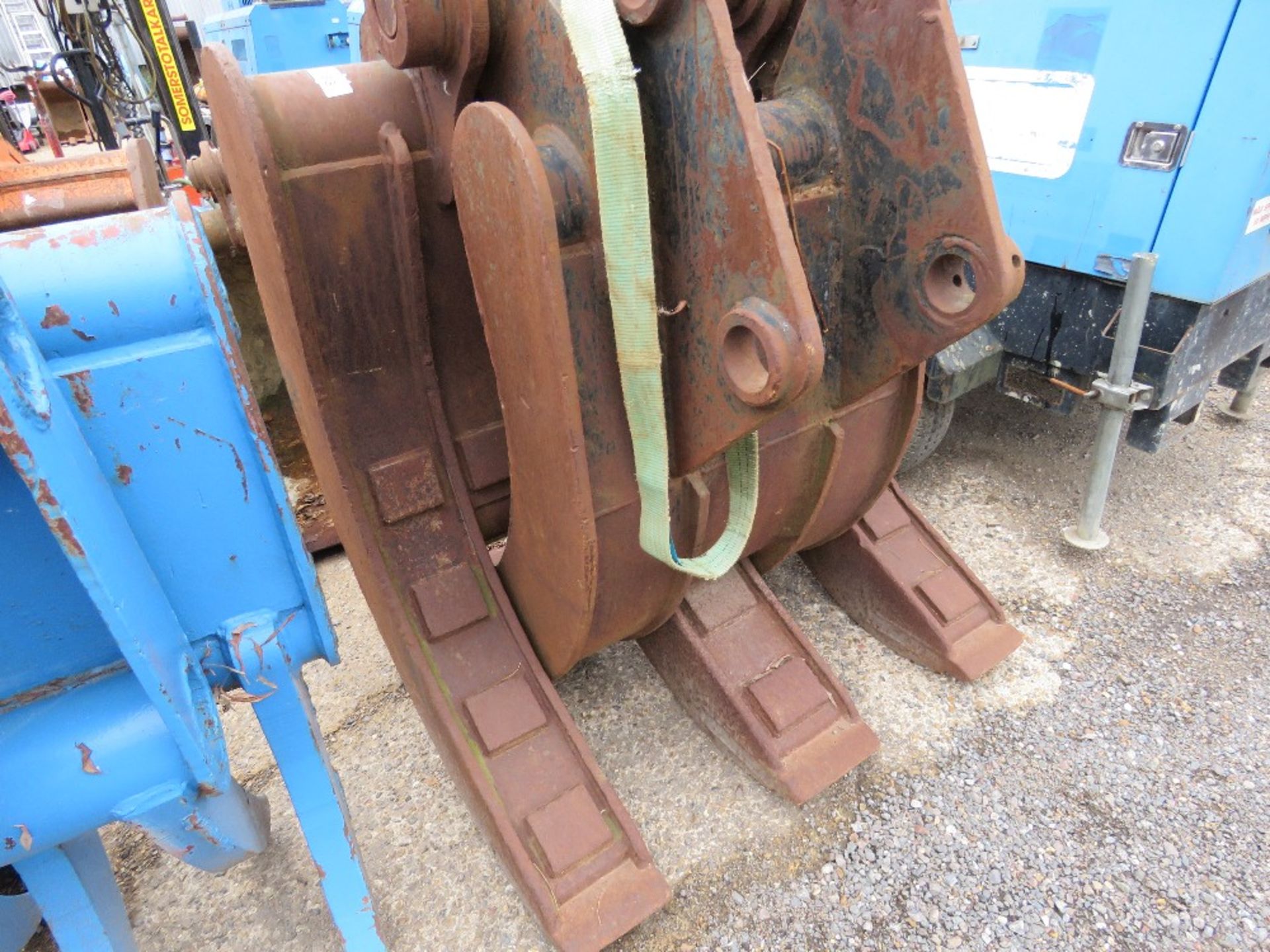 EXCAVATOR GRAPPLE ON 80MM PINS. LOT LOCATION: THE STONDON HALL SALEGROUND, ESSEX. CM15 0LD.