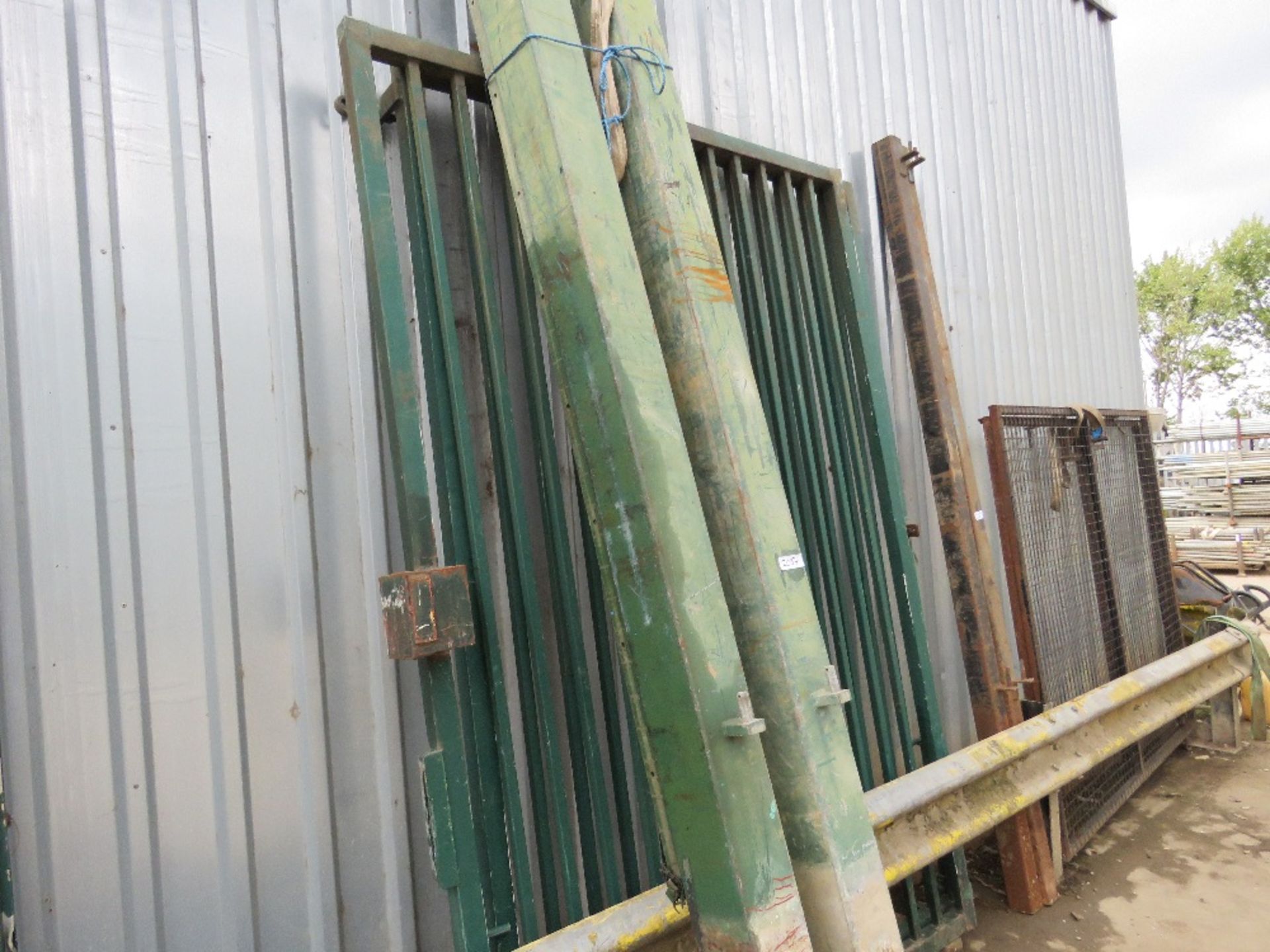 PAIR OF HIGH SECURITY HEAVY DUTY GREEN SITE GATES WITH POSTS, 12FT TOTAL SPAN APPROX. LOT LOCATION - Image 2 of 4