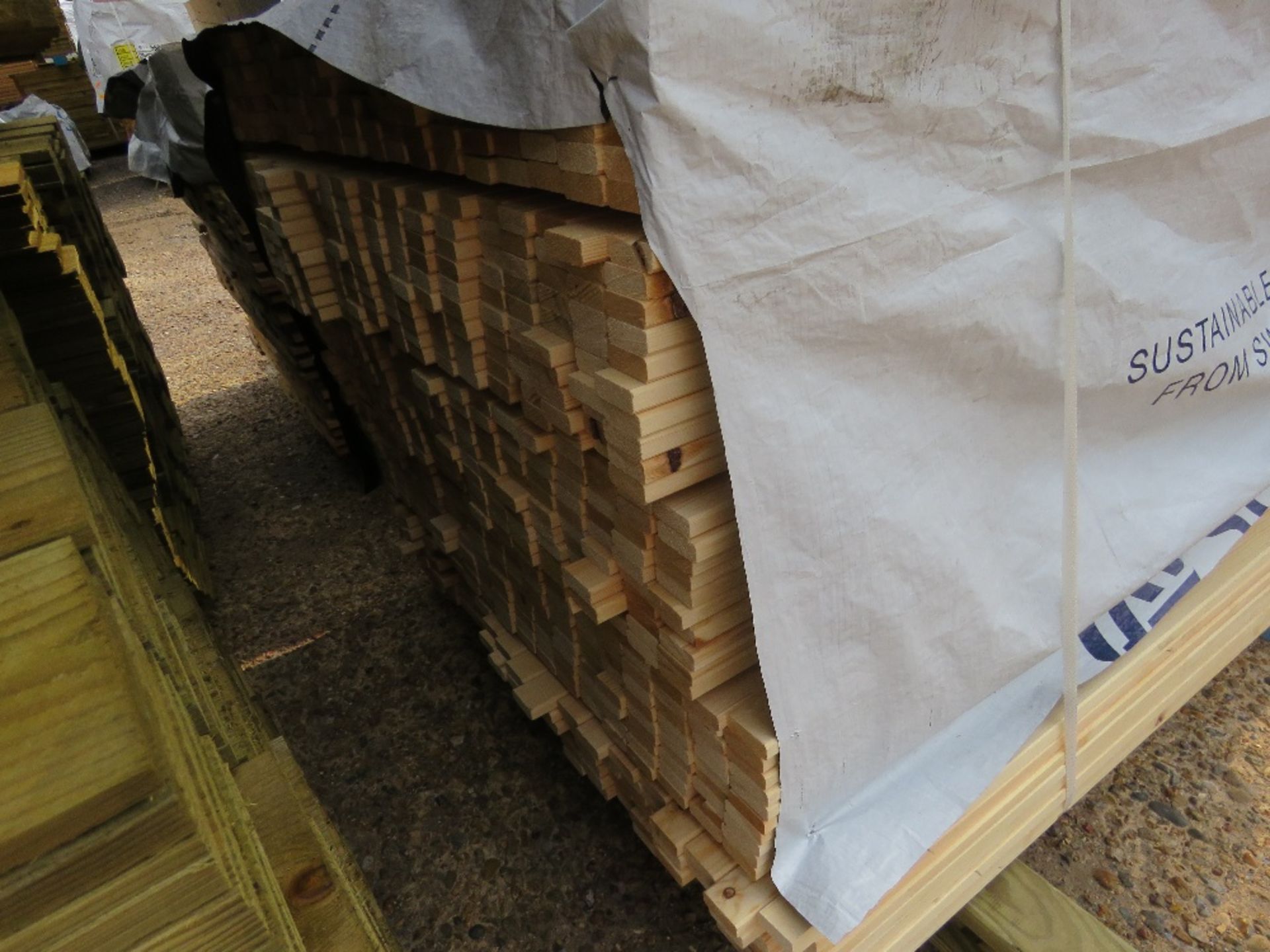 PACK OF UNTREATED VENETIAN SLATS 1.83 METRE LENGTH X 45MM X 18MM APPROX. - Image 4 of 4