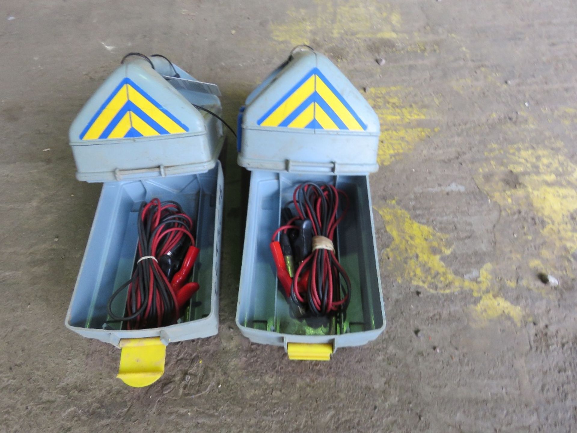 2 X GENNY 3 SIGNAL EMMITTERS. DIRECT FROM A LOCAL GROUNDWORKS COMPANY AS PART OF THEIR RESTRUCTUR - Image 2 of 3