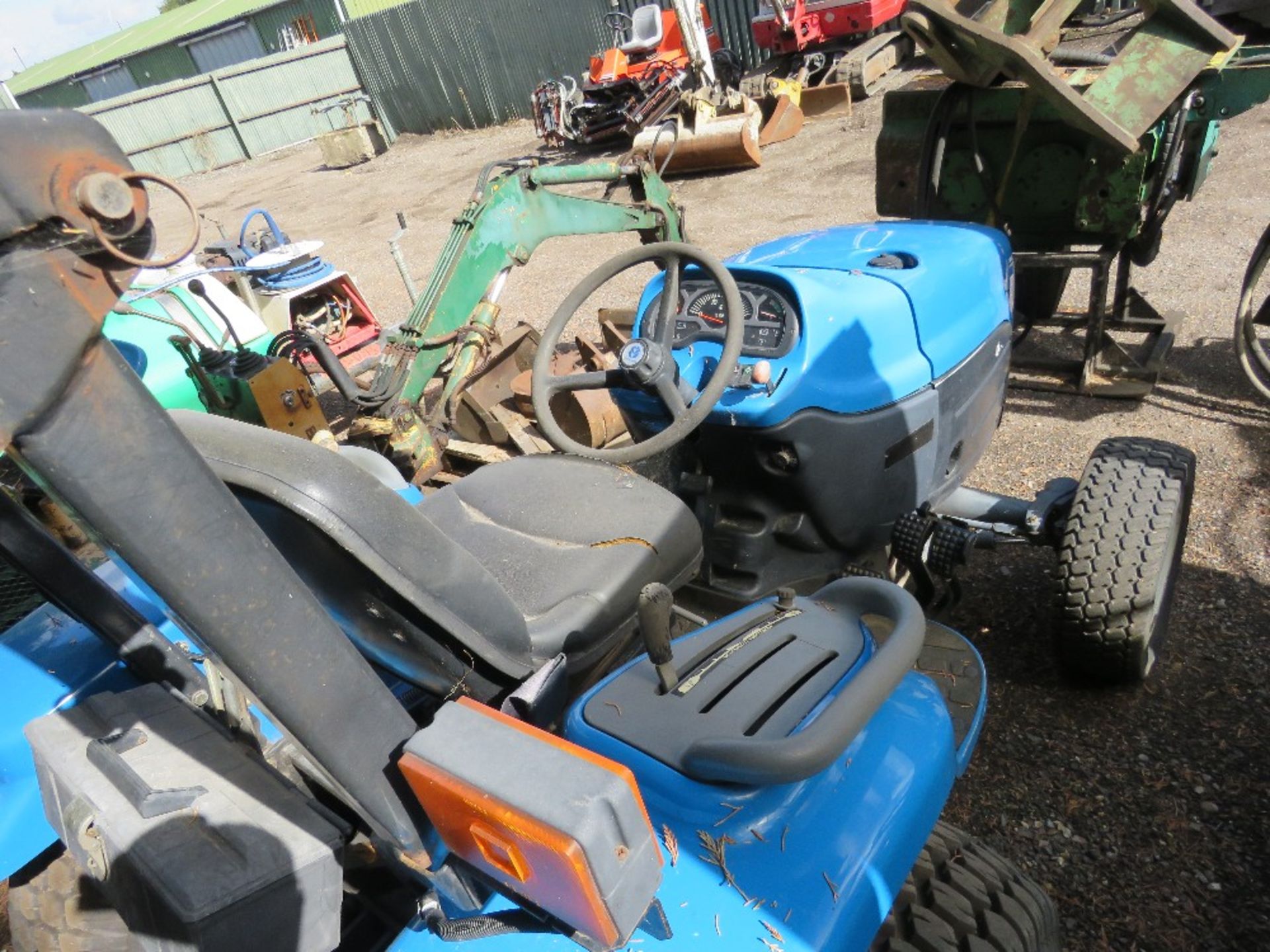NEW HOLLAND TC29D 24D TRACTOR WITH GRASS TYRES, 3013 REC HOURS. WHEN TESTED WAS SEEN TO DRIVE, STEER - Image 4 of 6