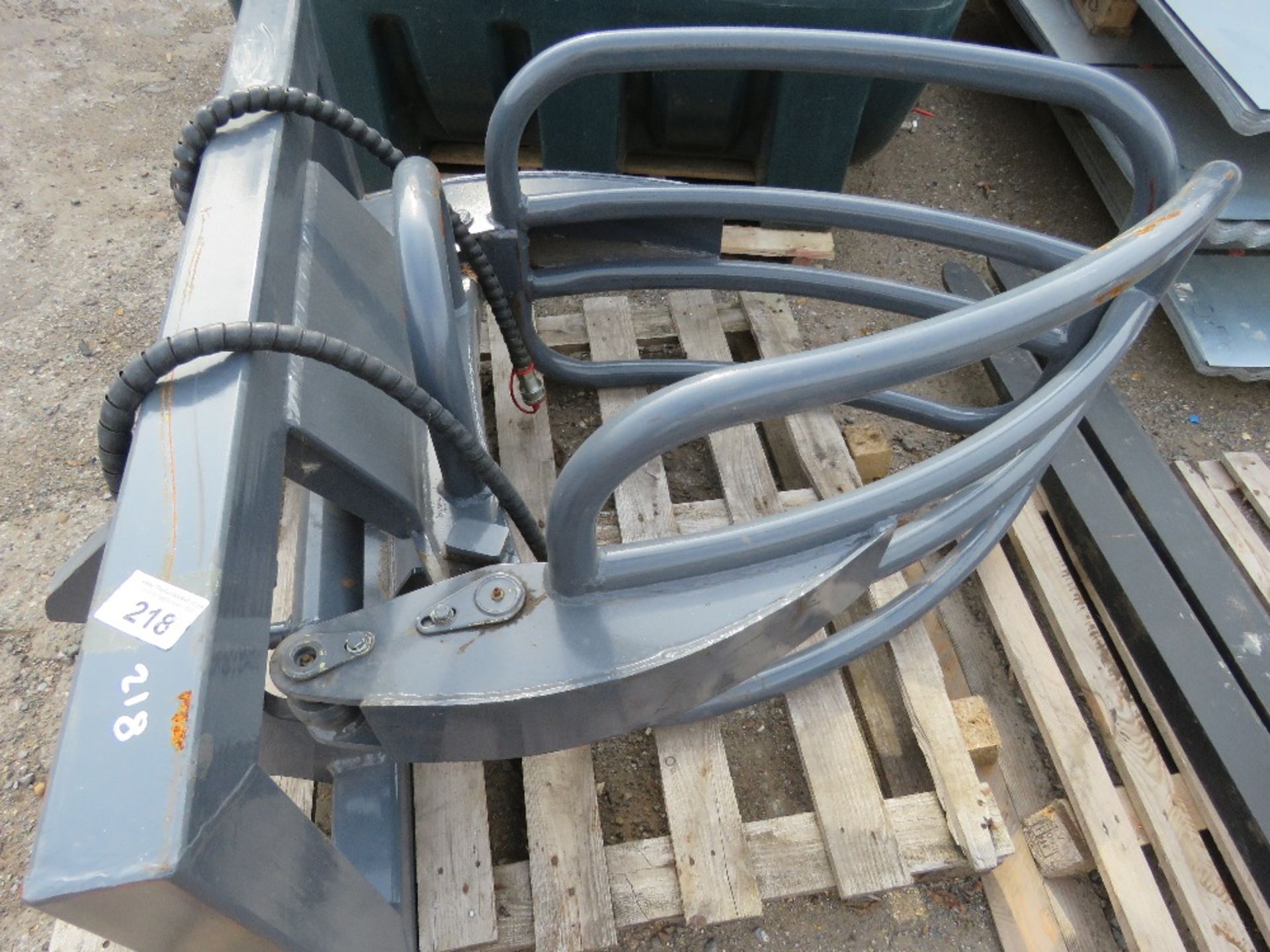 WRAPPED BALE SQUEEZE ATTACHMENT FOR TRACTOR FOREND LOADER OF FORKLIFT/TELHANDLER, UNUSED. - Image 2 of 3