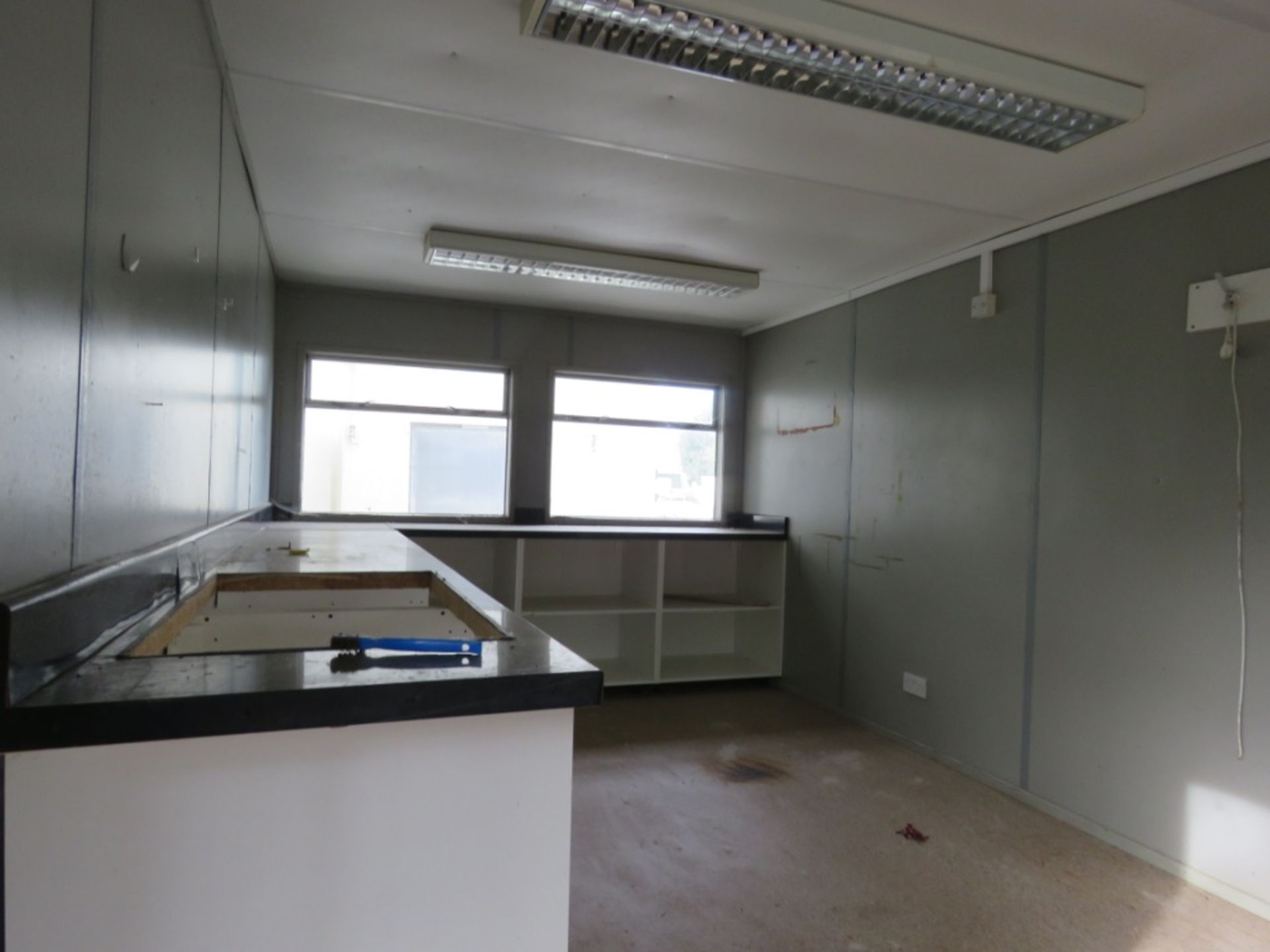 32FT SITE CABIN OFFICE. PREVIOUSLY USED ON HOUSE BUILDING PROJECT. - Image 4 of 4