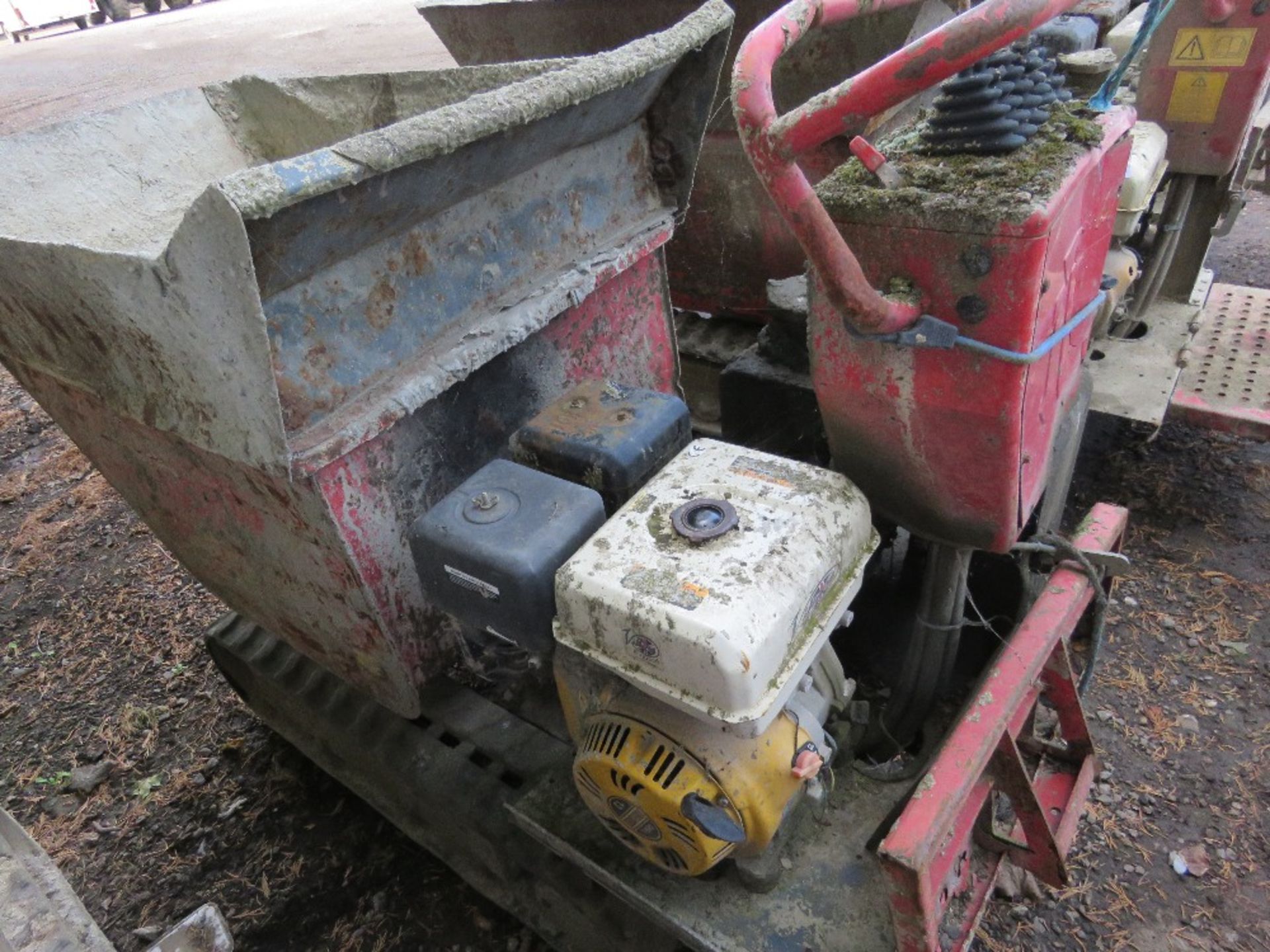 HINOWA HP800 PETROL ENGINED TRACKED DUMPER. BEEN STOOD FOR SOME TIME, UNTESTED, MAY REQUIRE ATTENTI