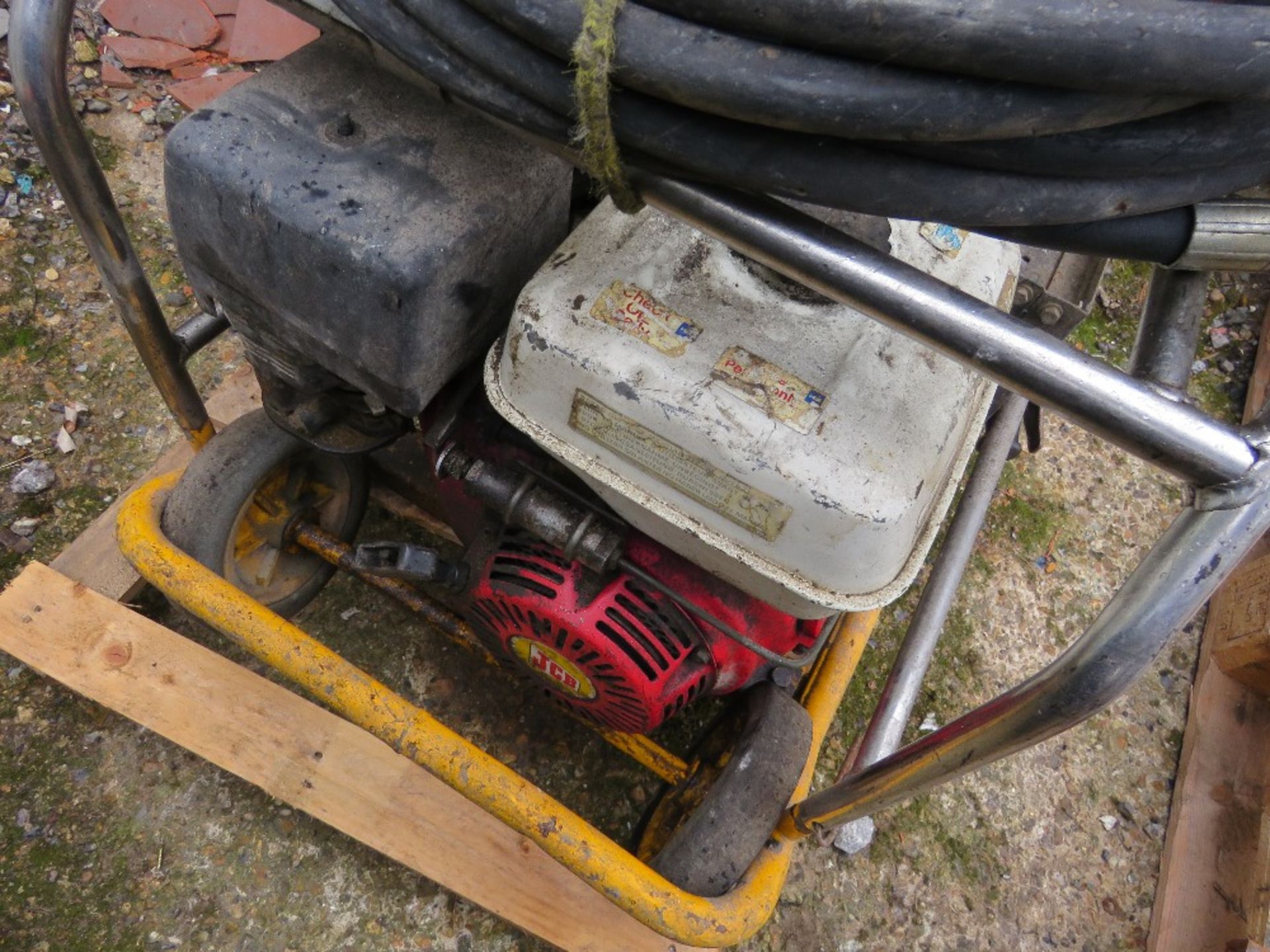 JCB BEAVER HYDRAULIC PACK WITH GUN AND HOSE. WHEN TESTED WAS SEEN TO RUN AND PUMP. THIS LOT IS SOLD - Image 4 of 4