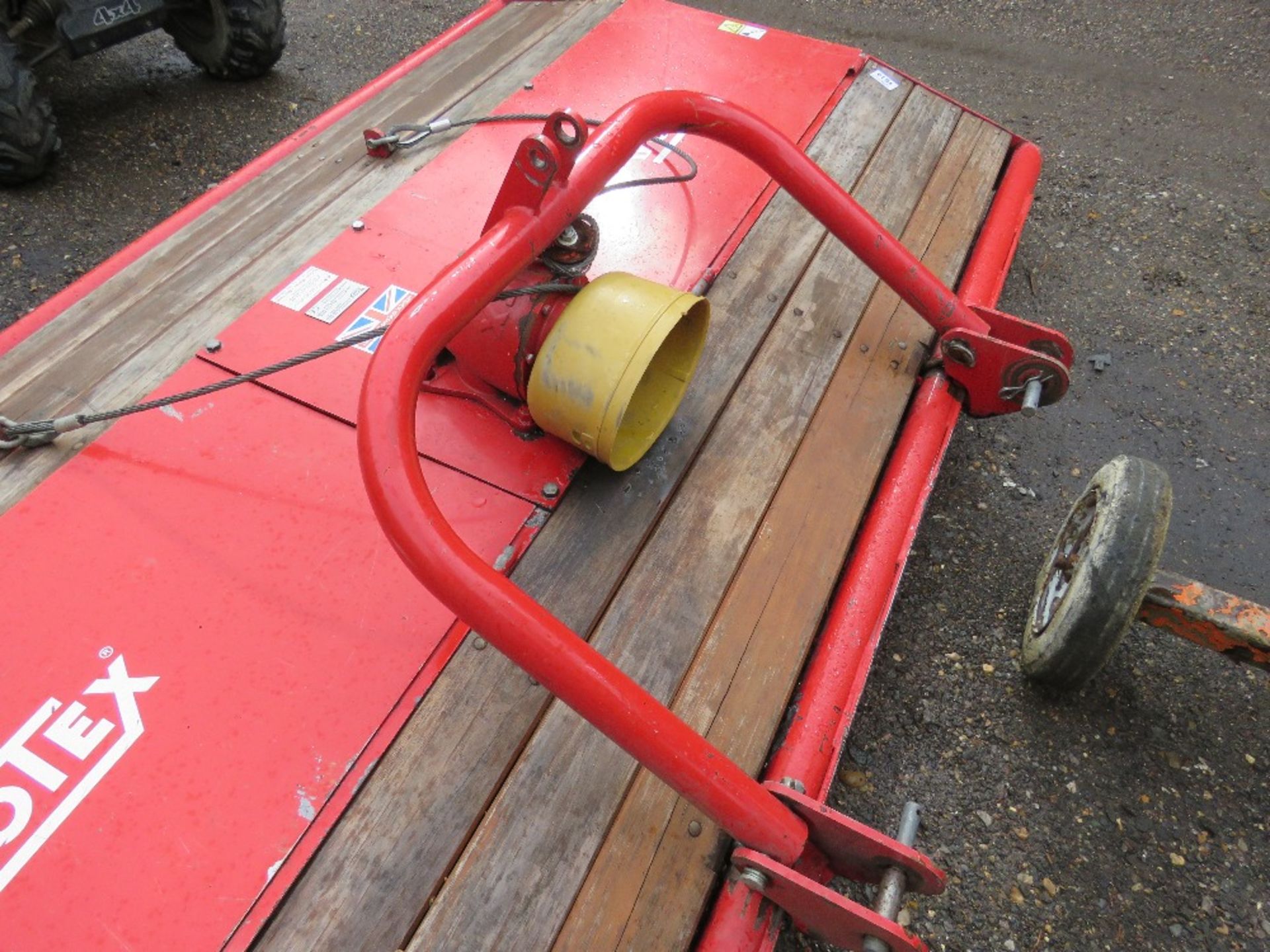 VOTEX 8FT TRACTOR MOUNTED TOPPER MOWER. SUSPECTED GEARBOX ISSUE. THIS LOT IS SOLD UNDER THE AUCT - Image 4 of 5