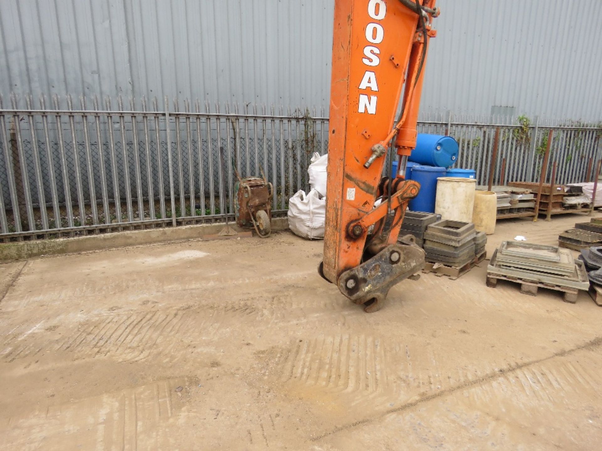 DOOSAN DX225LC-3 STEEL TRACKED EXCAVATOR 2016 BUILD. Non adblue!! only 10% plus vat BP on this lot - Image 2 of 16