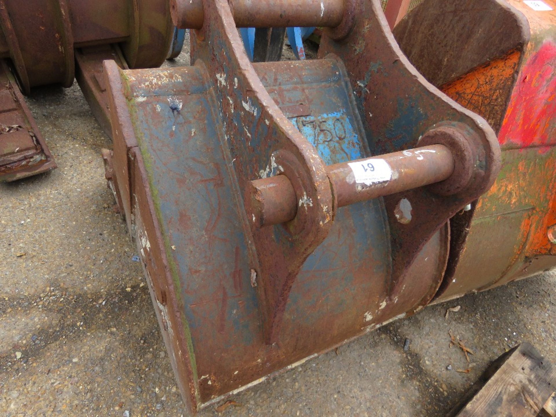 2FT WIDE EXCAVATOR BUCKET ON 65MM PINS. LOT LOCATION: THE STONDON HALL SALEGROUND, ESSEX. CM15 0 - Image 3 of 3