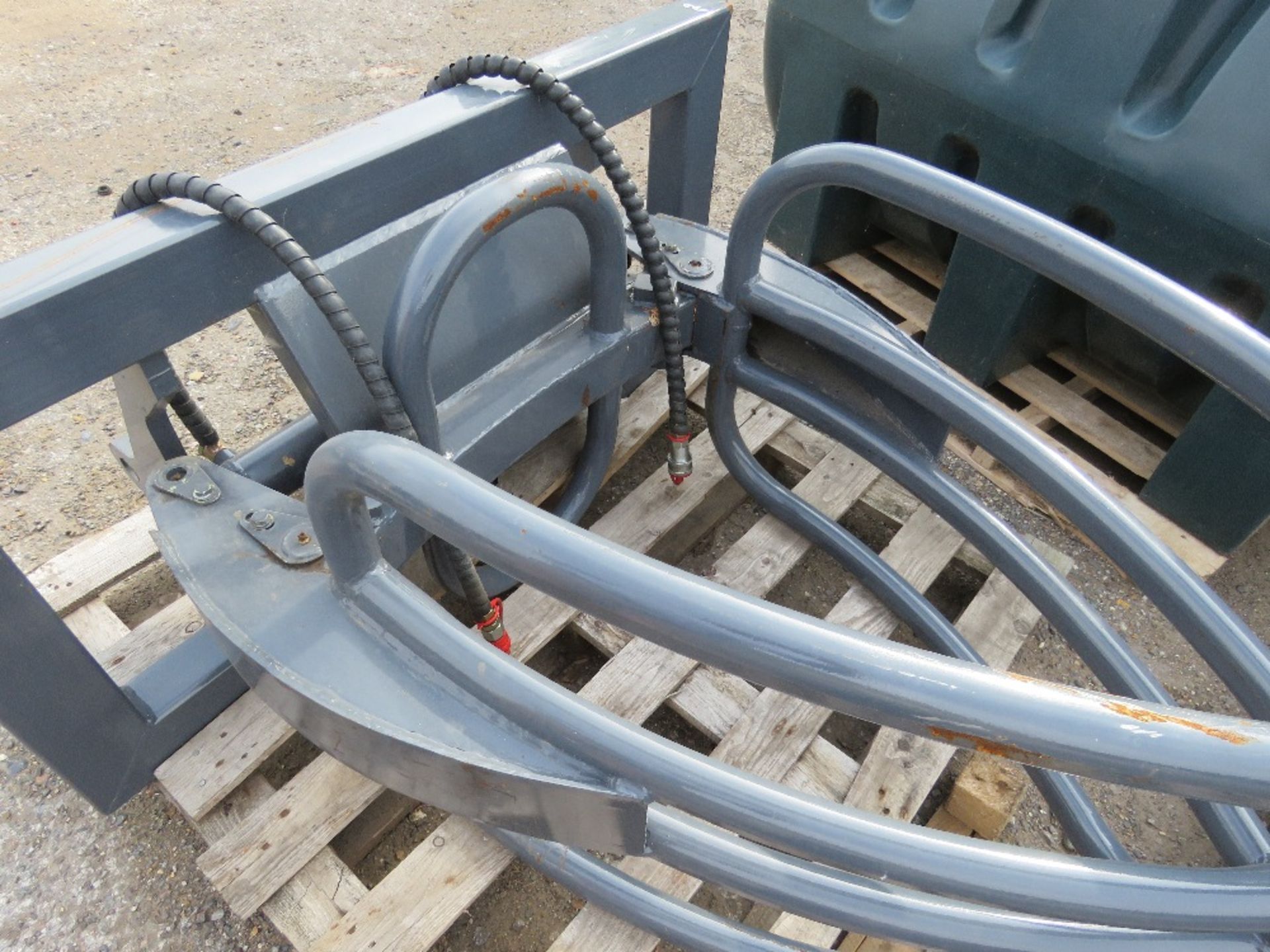 WRAPPED BALE SQUEEZE ATTACHMENT FOR TRACTOR FOREND LOADER OF FORKLIFT/TELHANDLER, UNUSED. - Image 3 of 3